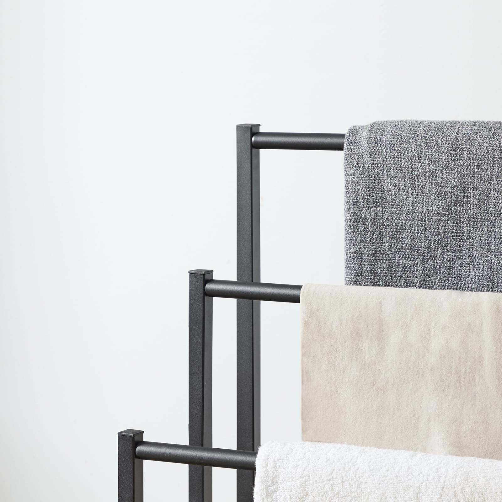 HOOBRO Porte-Serviettes, Range-Serviettes avec 3 Barres, Support Salle de Bain, Étagère de Rangement, 60 x 28 x 81 cm, pour Serviettes, Couvertures, Journaux, Marron Rustique et Noir EBF06LB01