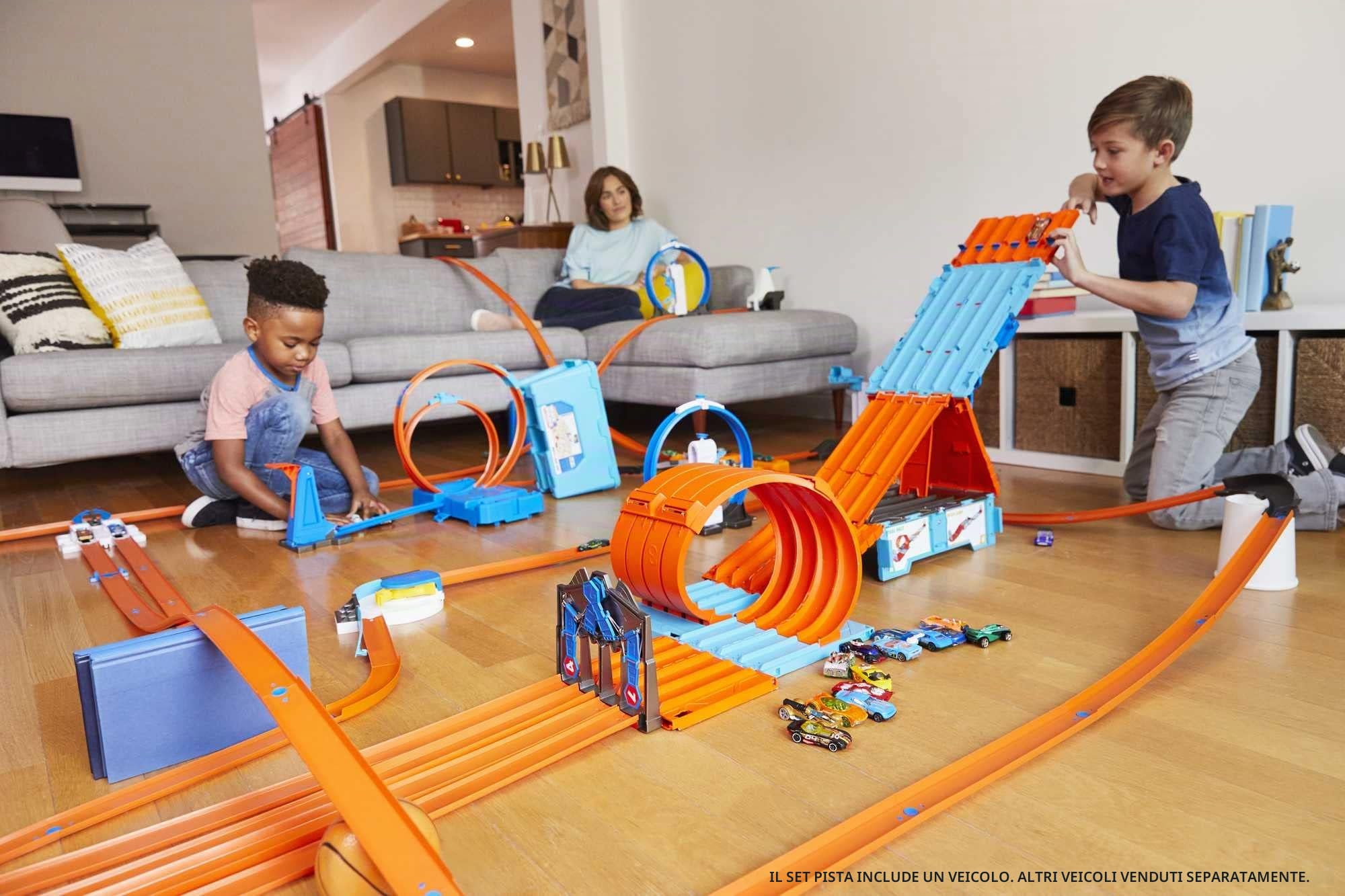 Hot Wheels - Set Multisfide, include 3 acrobazie in 1 set portatile componibili tra loro, con 2 macchinine Hot Wheels e accessori utilizzabil con altri playset, giocattolo per bambini, 6+ anni, GKT87
