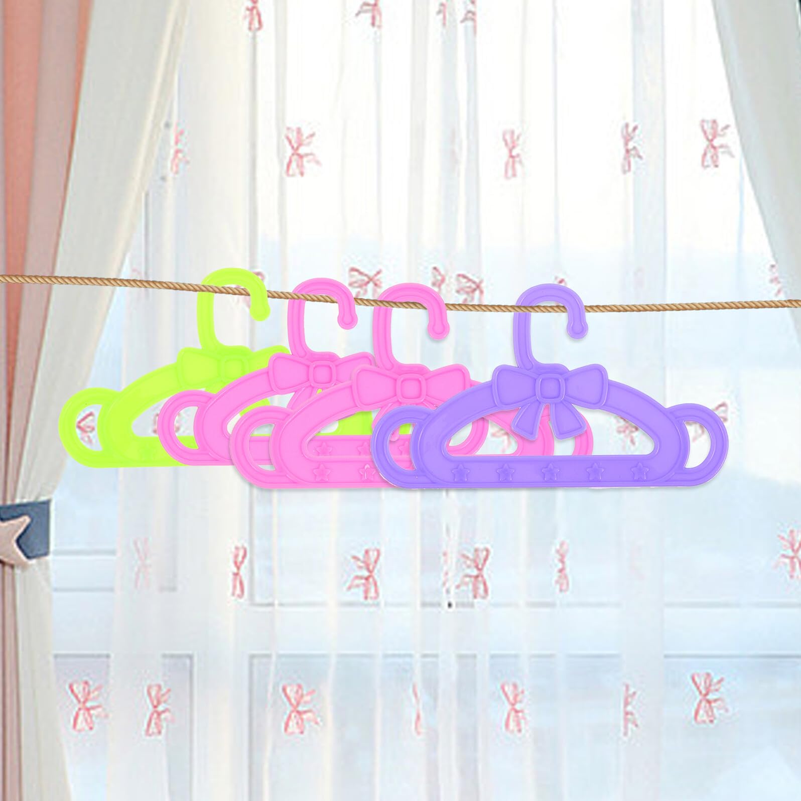 Perchas de Ropa para Muñecas de Plástico, 15 Piezas | Rosa, Verde y Morado, Juego de 5 por Color, Accesorios para Prendas de Muñecas, para Bebés y Niñas