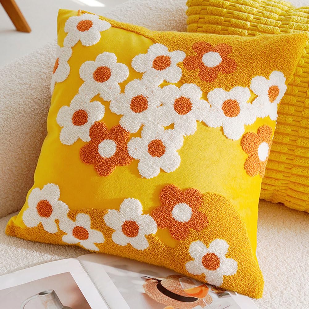 Housses de coussin carrées pour canapé et lit : ambiance chaleureuse en velours jaune
