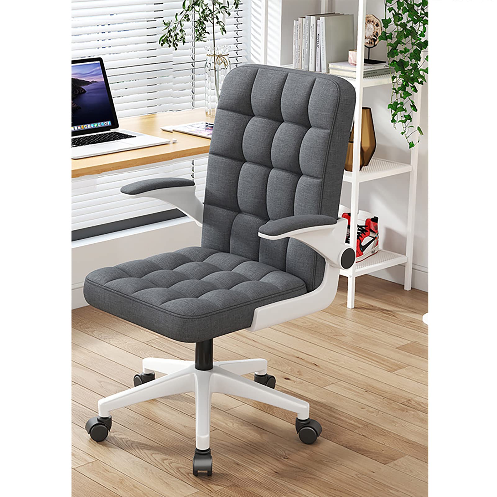 Chaise de bureau réglable avec accoudoirs relevables et piétement pivotant sur roulettes