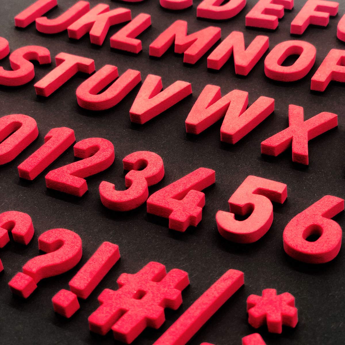 Magnetische Kreidetafel (30x40cm) mit 200 modernen Magnetbuchstaben, Zahlen & Sonderzeichen, ideal für Sprüche Menüs Einkaufsliste Letter-Board Nachrichten Buchstabentafel (Raketen-Rot)