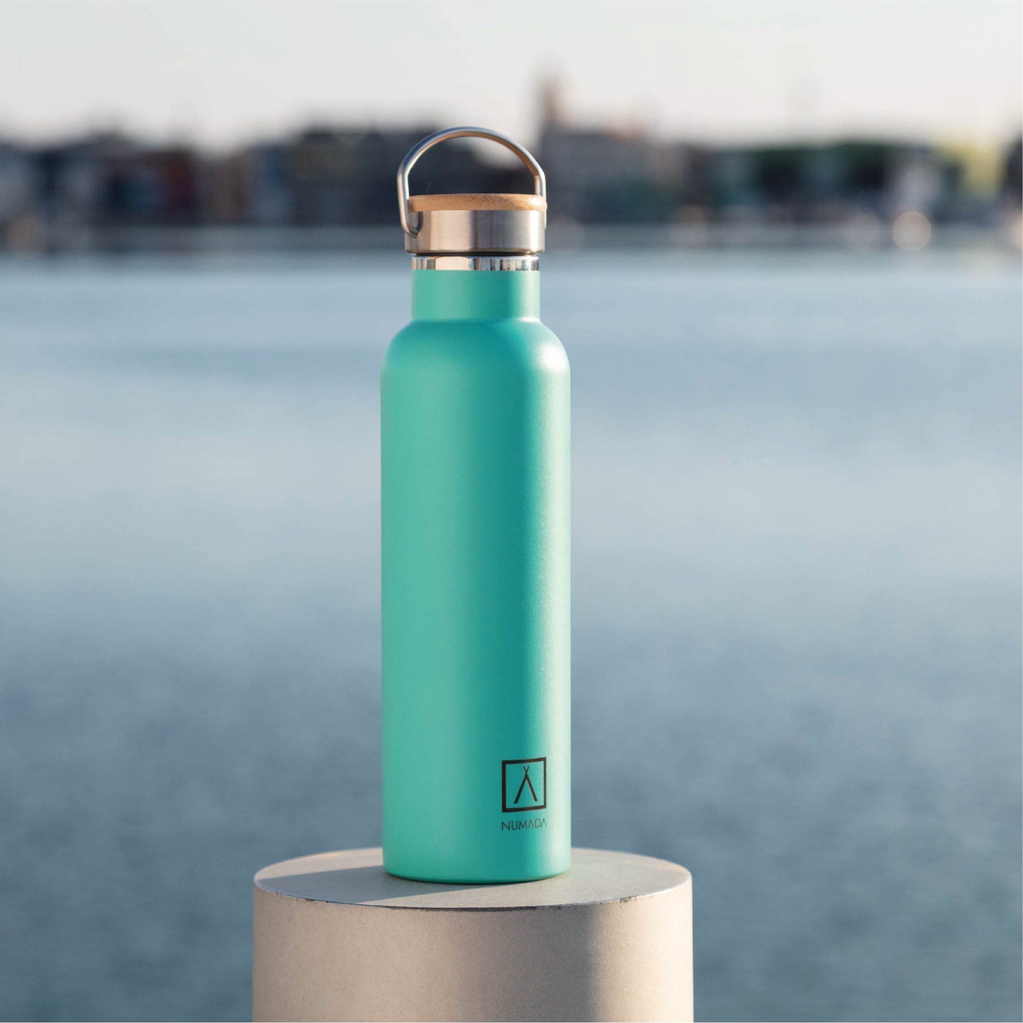 NUMADA-Botella Térmica Acero Inox 600ml Menta Estanca con Doble Pared al Vacío y Recubrimiento Cerámico. Mantiene Frío 24H y Calor 12H|Boca Ancha|Libre BPA|Incluye 2 Tapones (1 Sport)/Bolsa Transporte