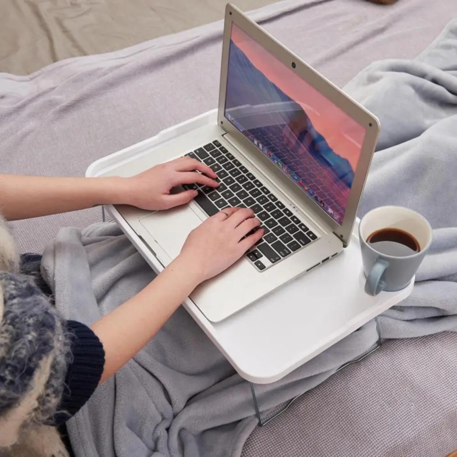 Tragbares Frühstückstablett – Faltbarer Laptoptisch mit Getränkehalter – Platzsparender Schreibtisch für Home Office & Reisen – Multifunktionale Ess- & Arbeitsfläche