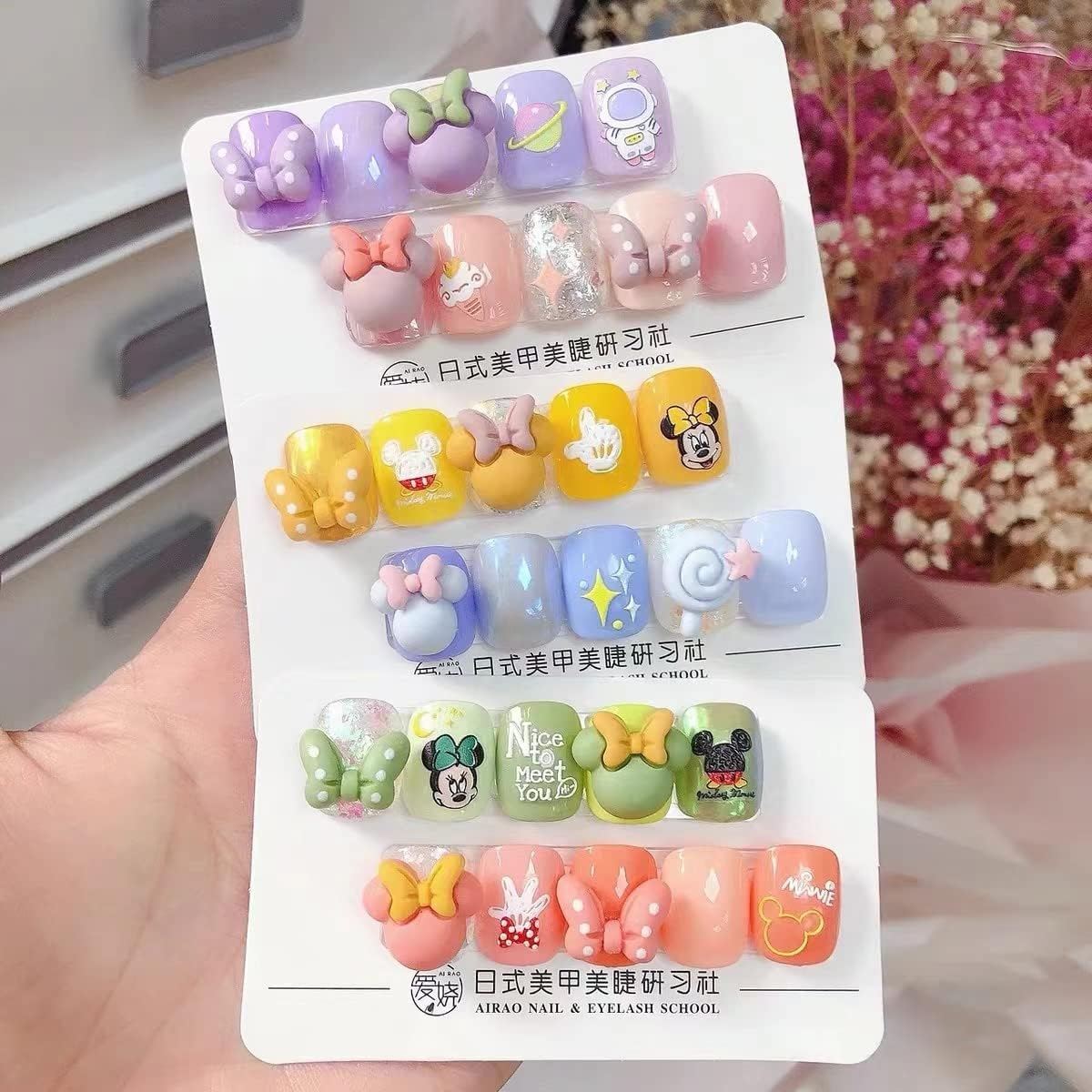 ミッキーマウスネイルアートステッカーの使用例