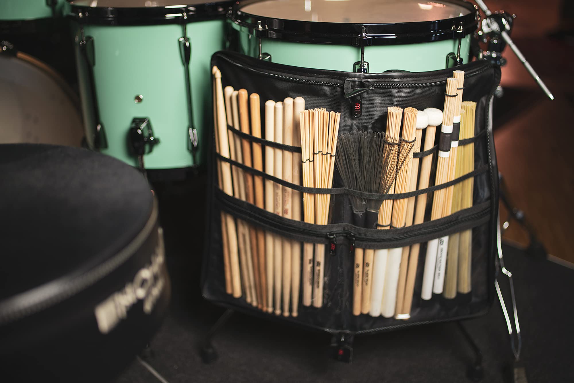 Meinl Cymbals Deluxe Stick Bag – Drumstick Tasche mit Rucksackgurt für Sticks, Rods, Jazz Brushes und Mallets plus externe Fächer – Schlagzeug Zubehör, Schwarz (MDLXSB)