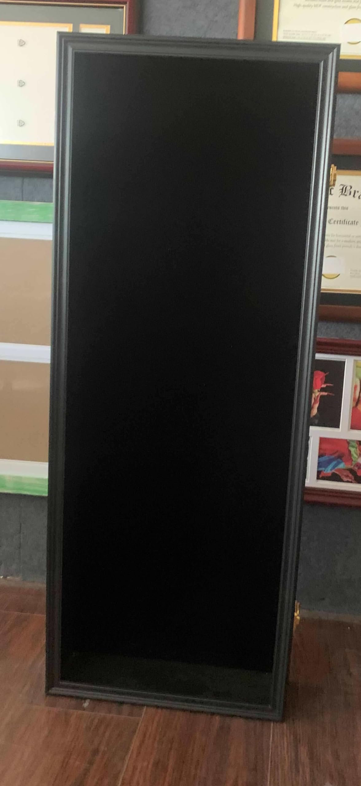 ONE SHOP Espositore per Chitarra Acustica o Classica Vetrina in Legno Nero con Serratura e Rivestimento Rosso, Display da Parete per Collezione Chitarre 110x11x50 cm