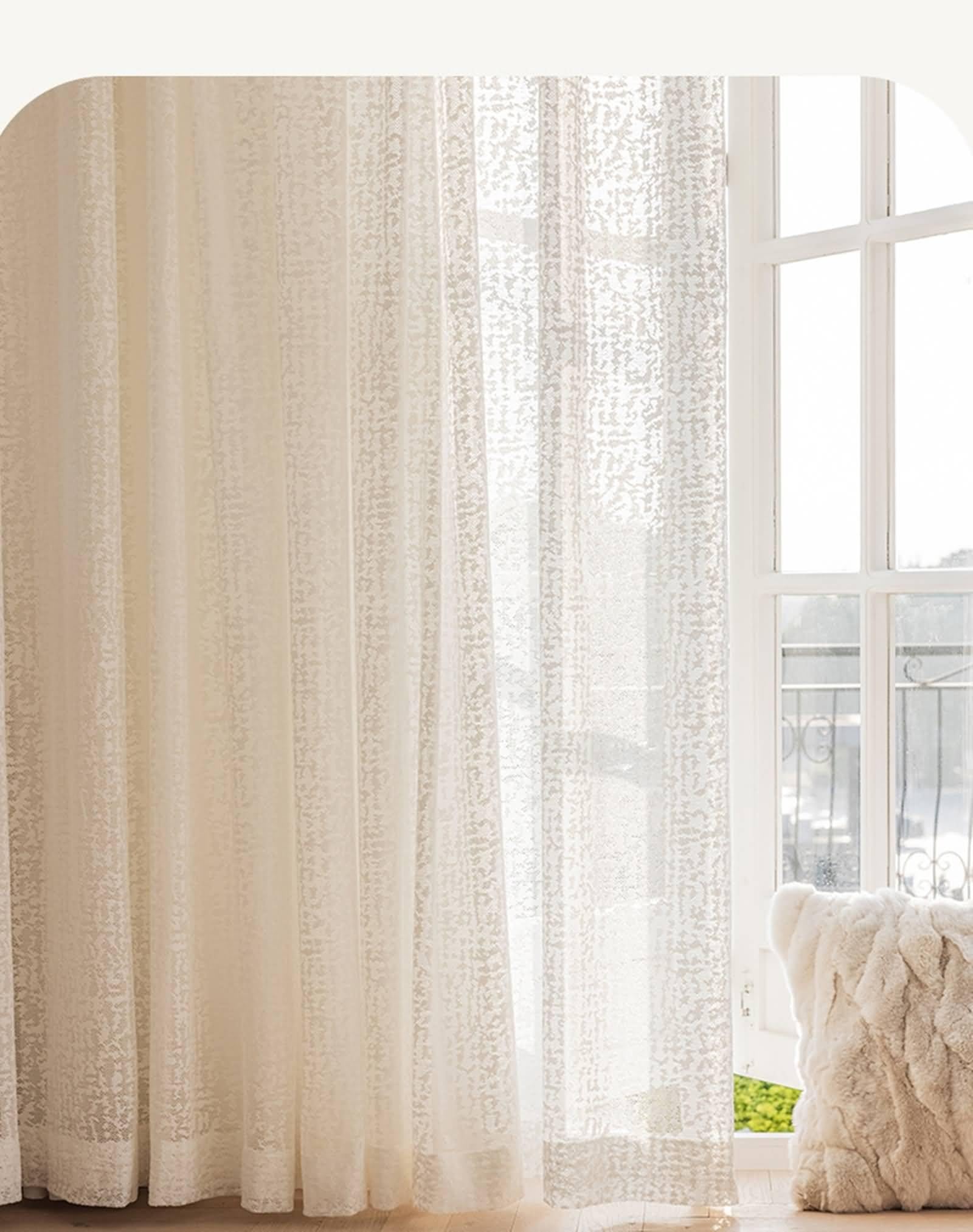 Rideaux en polyester blanc rustique créant un cocon de chambre