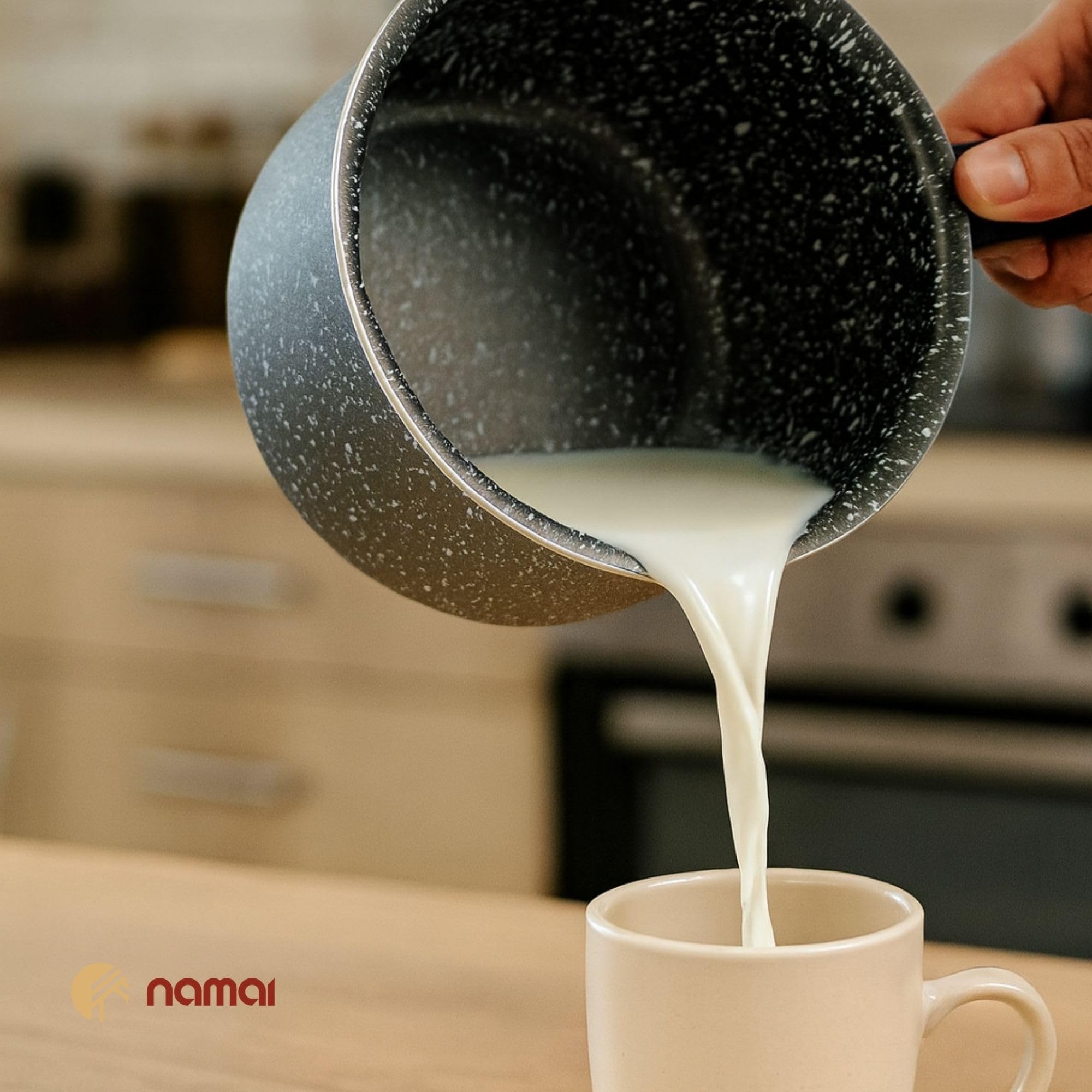 NAMAI - Pentolino Latte, Diametro 10 CM, Alluminio Antiaderente, Manico Ergonomico, Effetto Pietra, Pratico e Resistente, Made In Italy, No Induzione (10 CM)