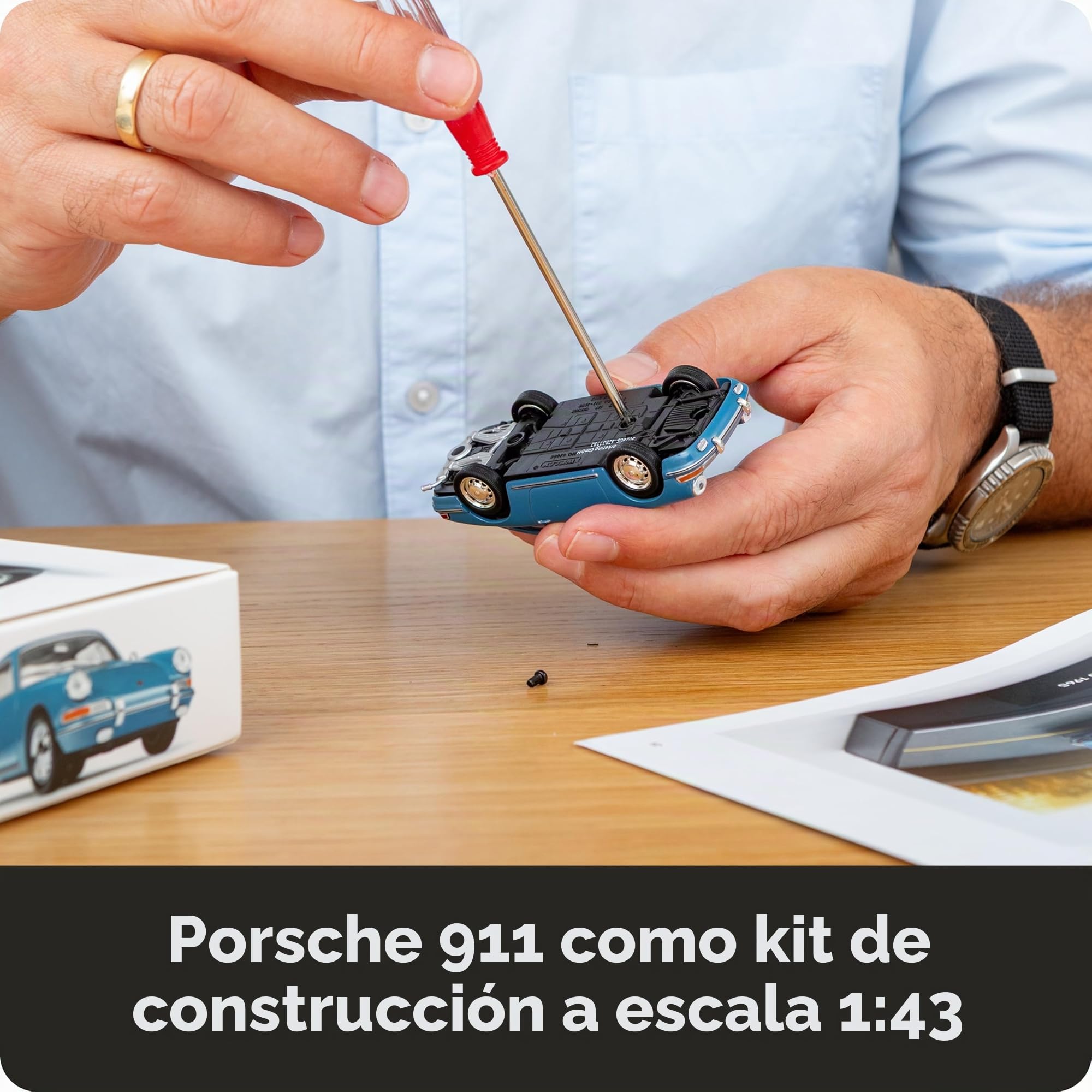 FRANZIS 67664 - Calendario de Adviento Porsche 911 (escala 1:43, incluye módulo de sonido y libro de 52 páginas)