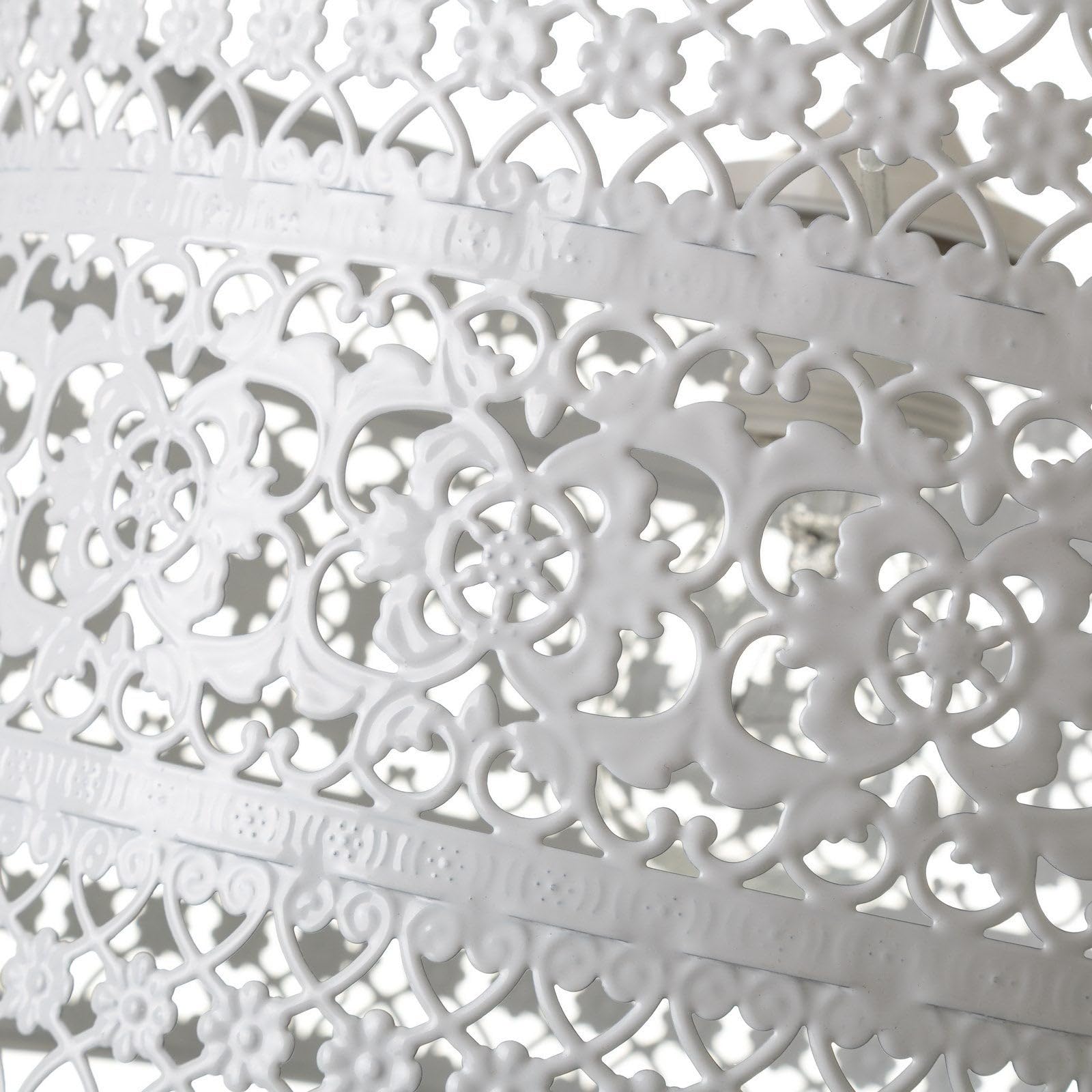 LOLAhome - Lámpara de techo provenzal blanca de metal de 30x18 cm con diseño calado de flores. Perfecta para la entrada o pasillo ofrece una iluminación cálida y acogedora