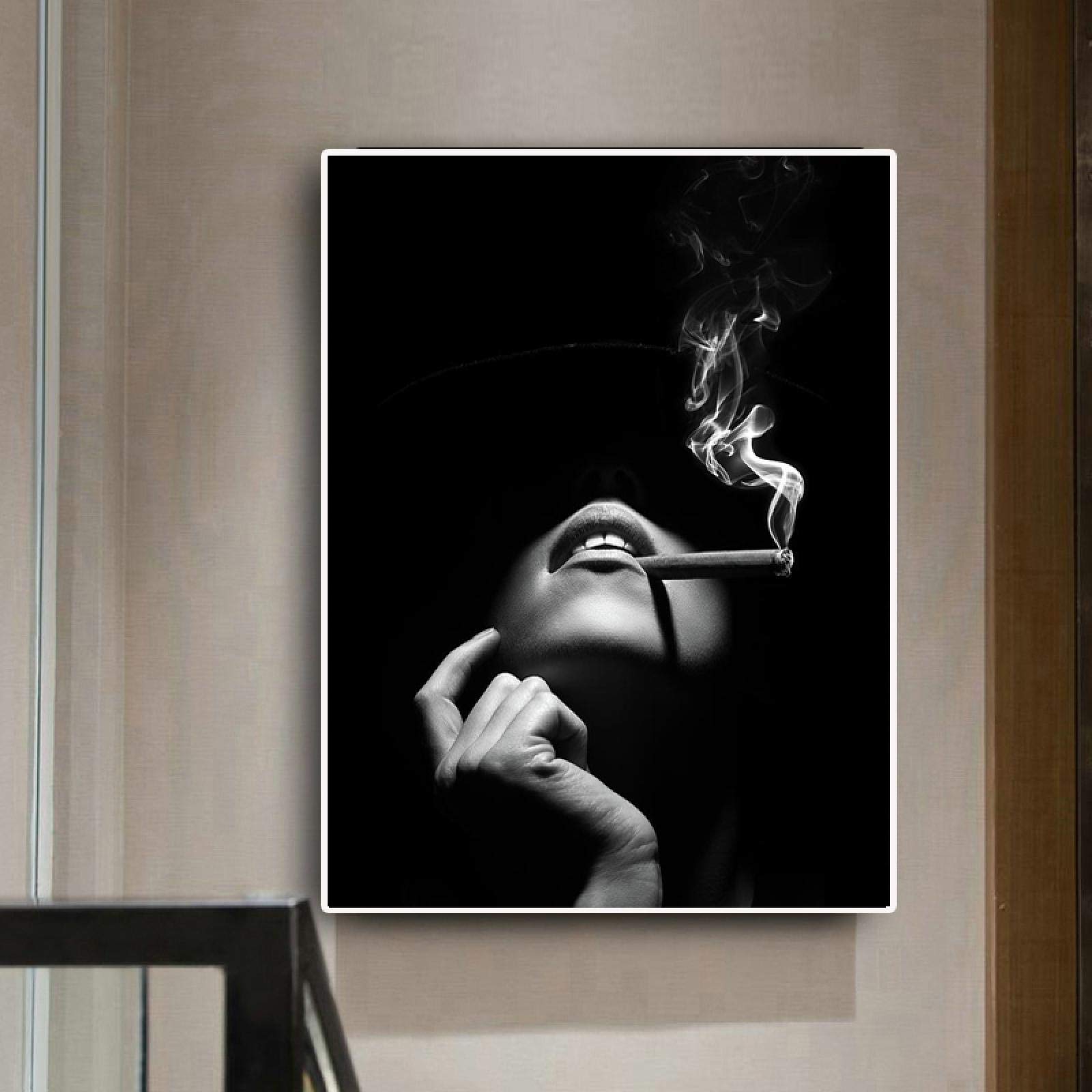 Toile fumer femmes pour habiller un mur vide peinture salon 60x80cm avec cadre