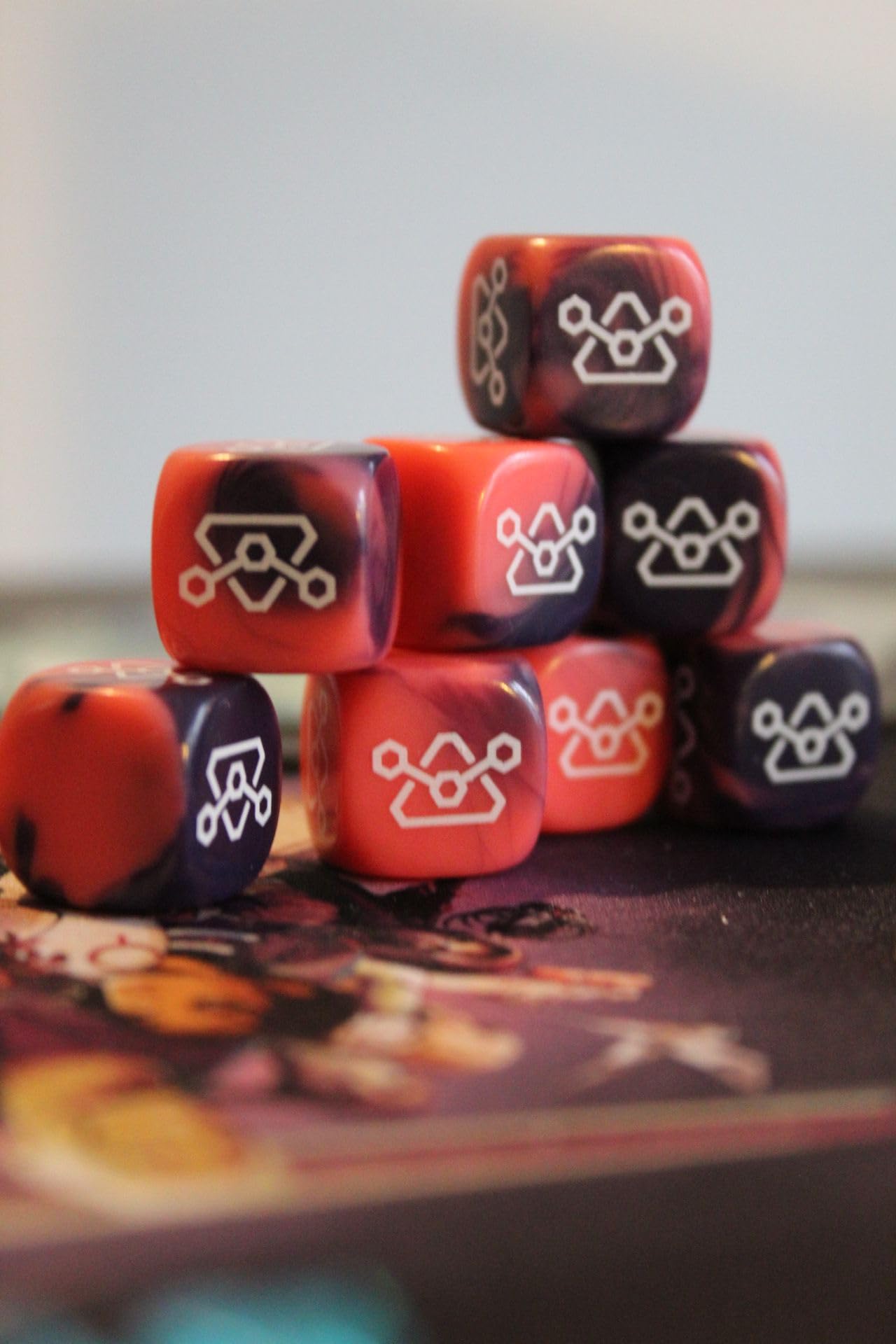 initiés - dès 14 Ans -2-6 Joueurs - Deckbuilding, Battle Royale, Gestion de ressources