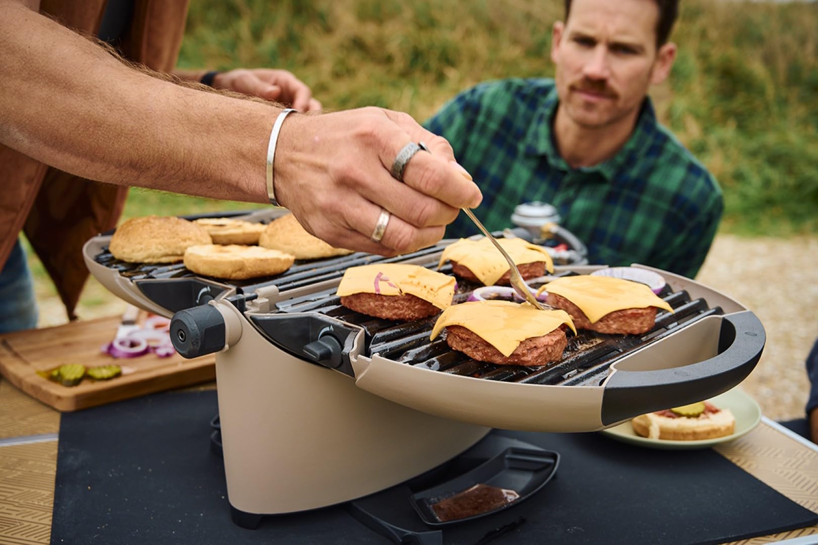 NOMADIQ BBQ Camping | Tischgrill | Compact | 2 Brenner | gasgrill camping | gasgrill balkon Wohnmobil | grillplatte, portable, outdoor, barbecue, outdoor kocher