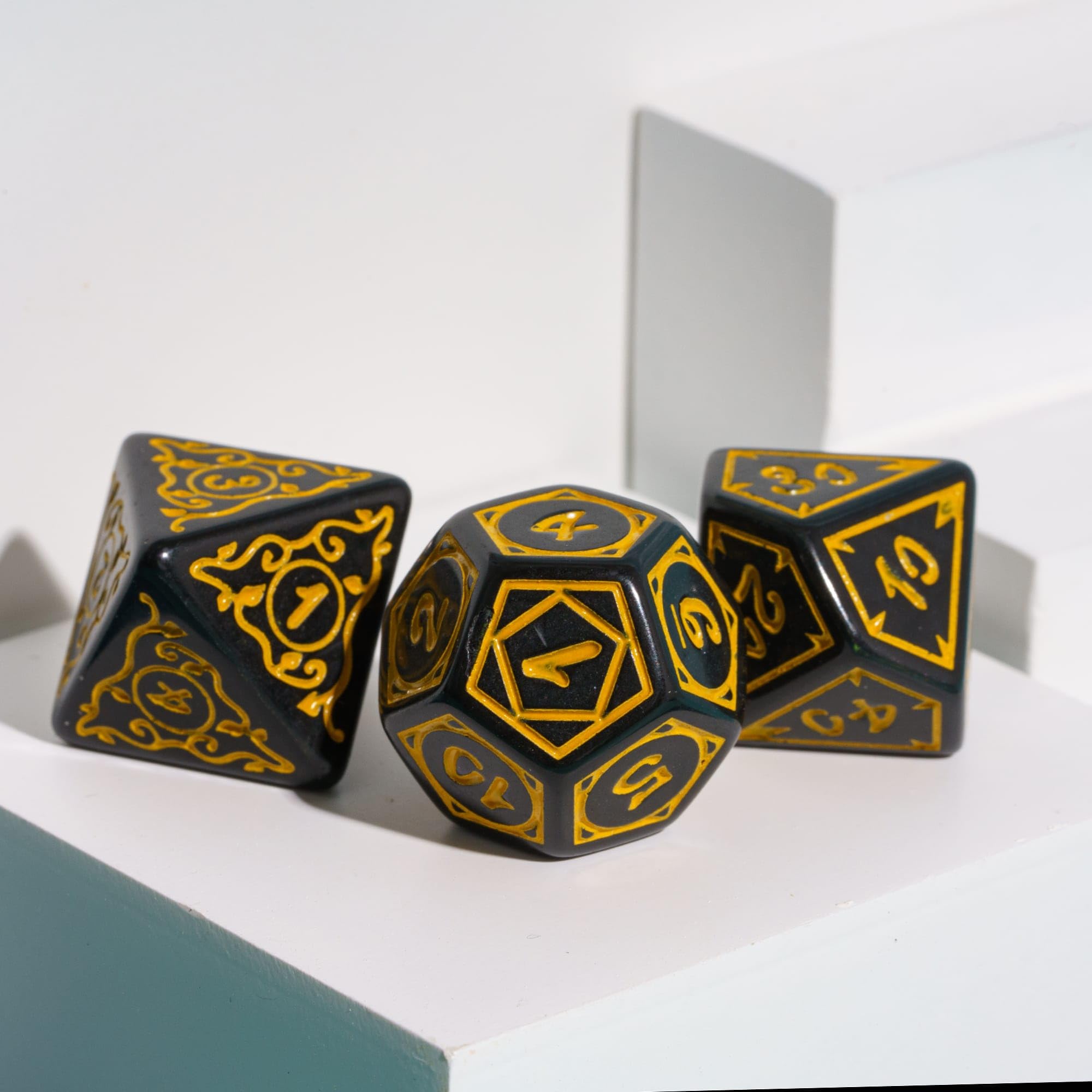 D&D Lot de 7 dés polyédriques DND avec sac à dés en cuir pour jeux de rôle Donjons et Dragons (Druide, noir et jaune)