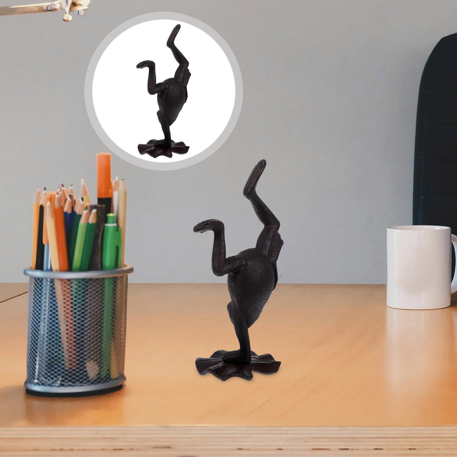 UKCOCO Retro Gusseisen Frosch Figur im Yoga Stil Einzigartige Umgedrehte Froschdeko für Garten und Zuhause Kunstvolles Vintage Miniatur Tierornament in Schwarz