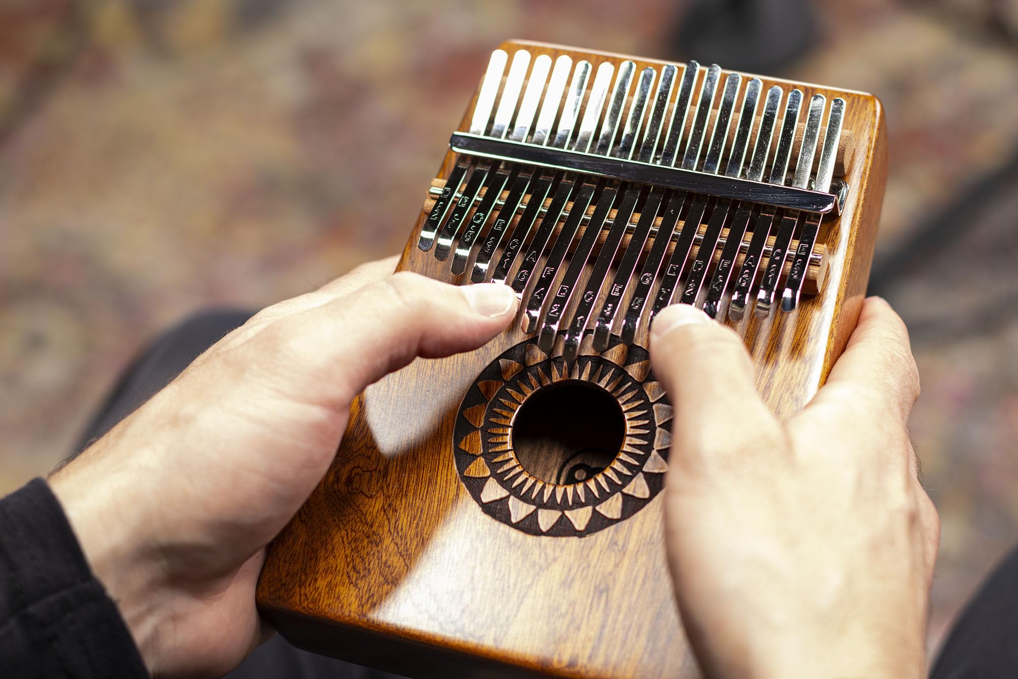 Meinl Percussion Kalimba Piano à pouce, 17 touches, avec marteau d'accordage et étui, pour la méditation, l'ASMR, la thérapie sonore et le yoga (KA17SU)