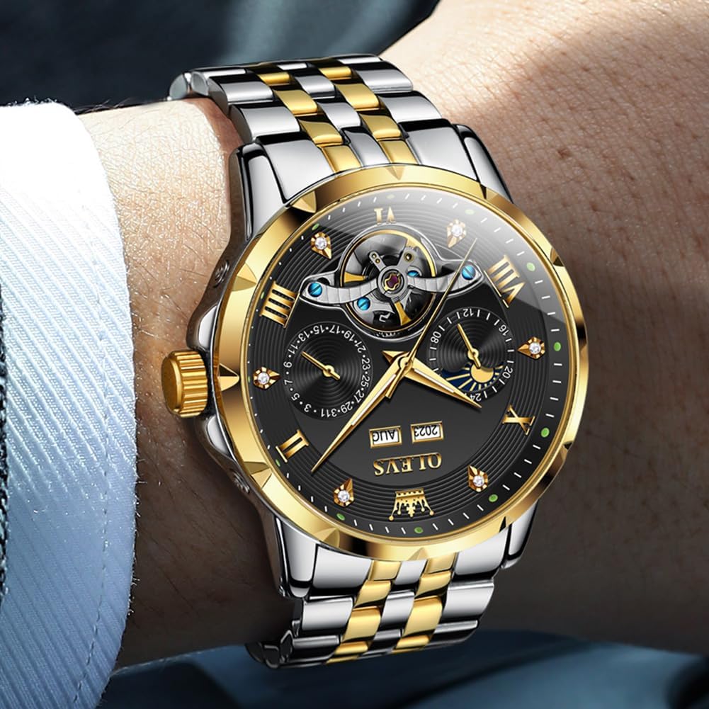 Watch dial with luminous hands and markers in the dark