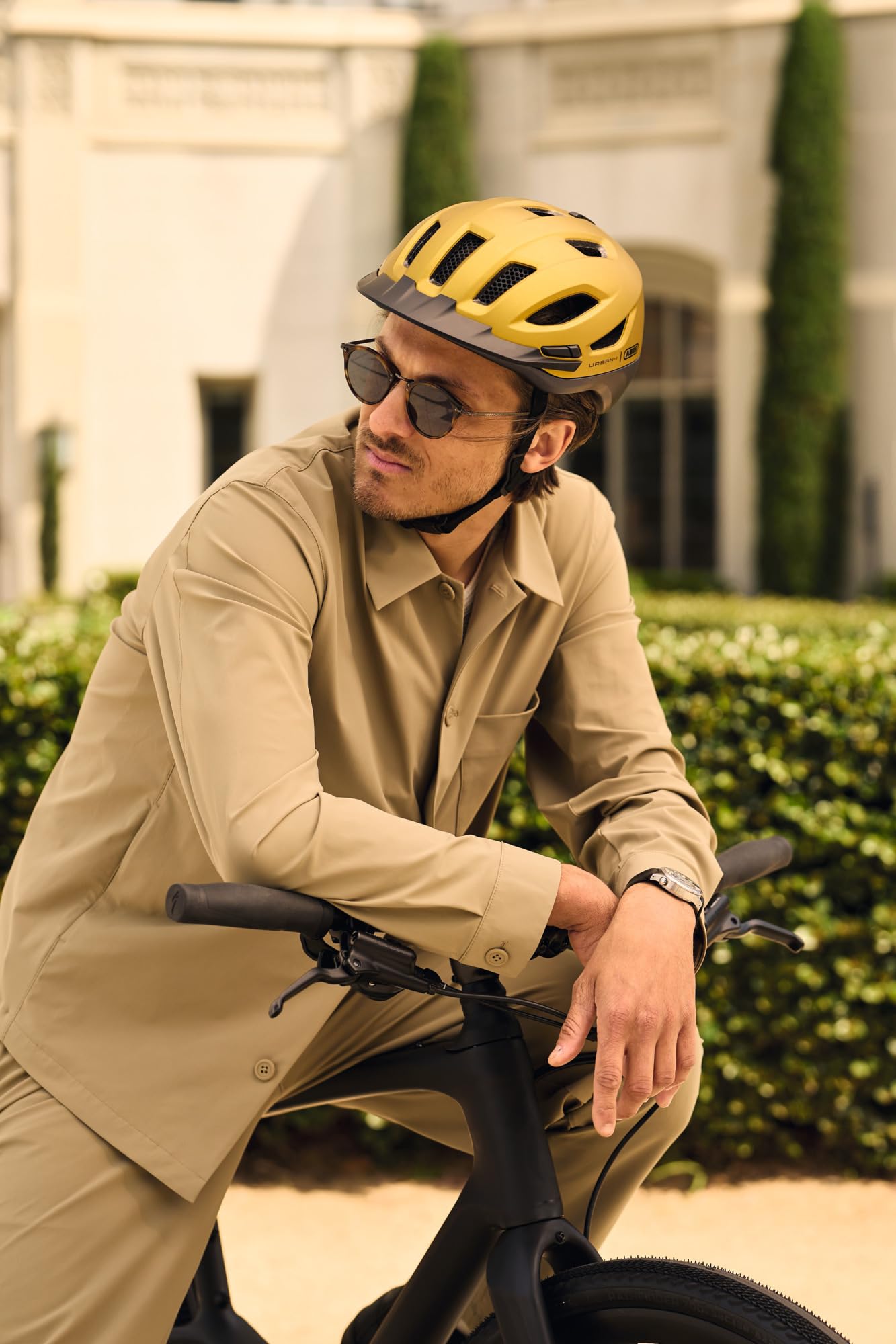 ABUS Kask miejski Urban-I 4.0 ACE – kask rowerowy z ładowanym światłem tylnym, 4 tryby świecenia, daszek, otwór na warkocz i magnetyczne zamknięcie – dla młodzieży, kobiet i mężczyzn