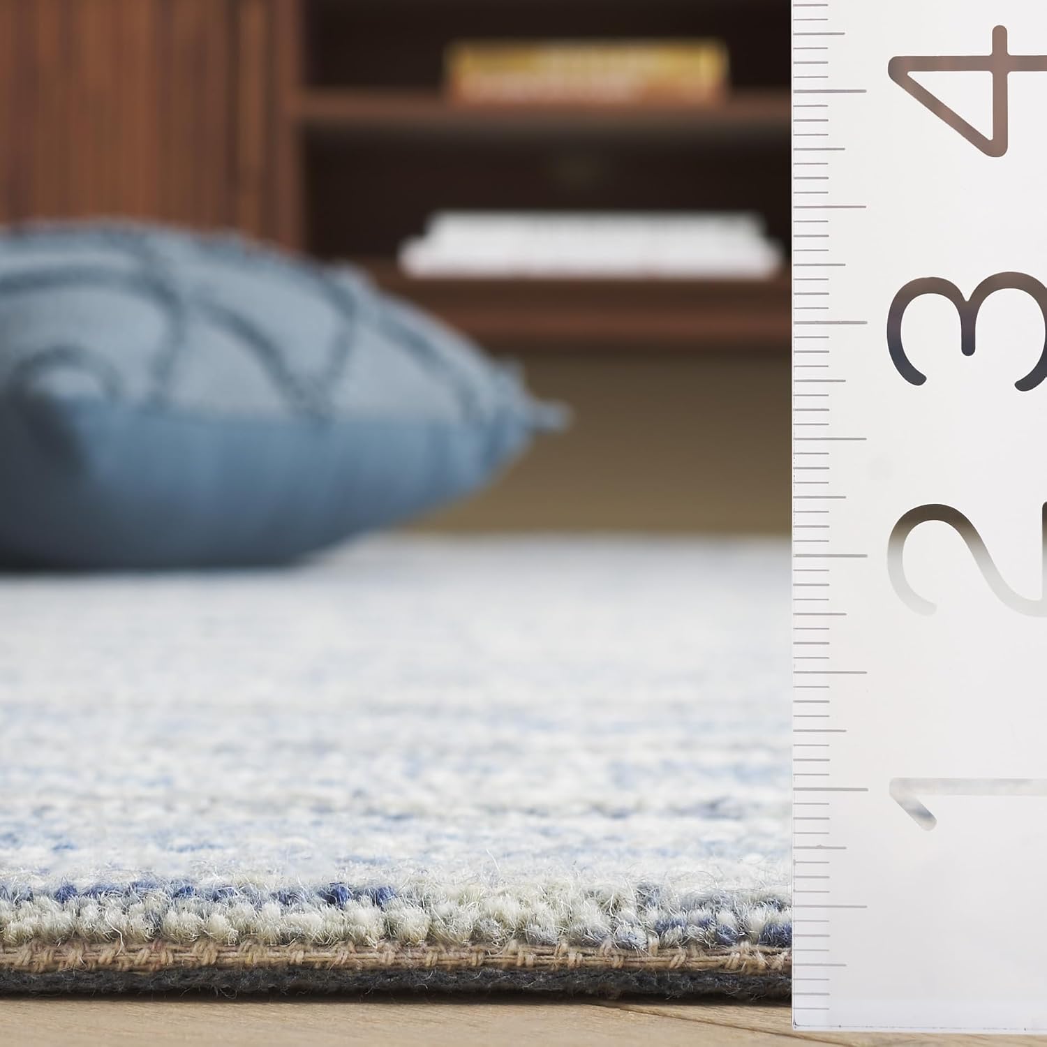 SAFAVIEH Ebony Collection Accent Rug - 4' x 6', Ivory & Blue, Handmade Wool, Ideal for The Living Room, Bedroom, Dining Room (EBN812M-4)