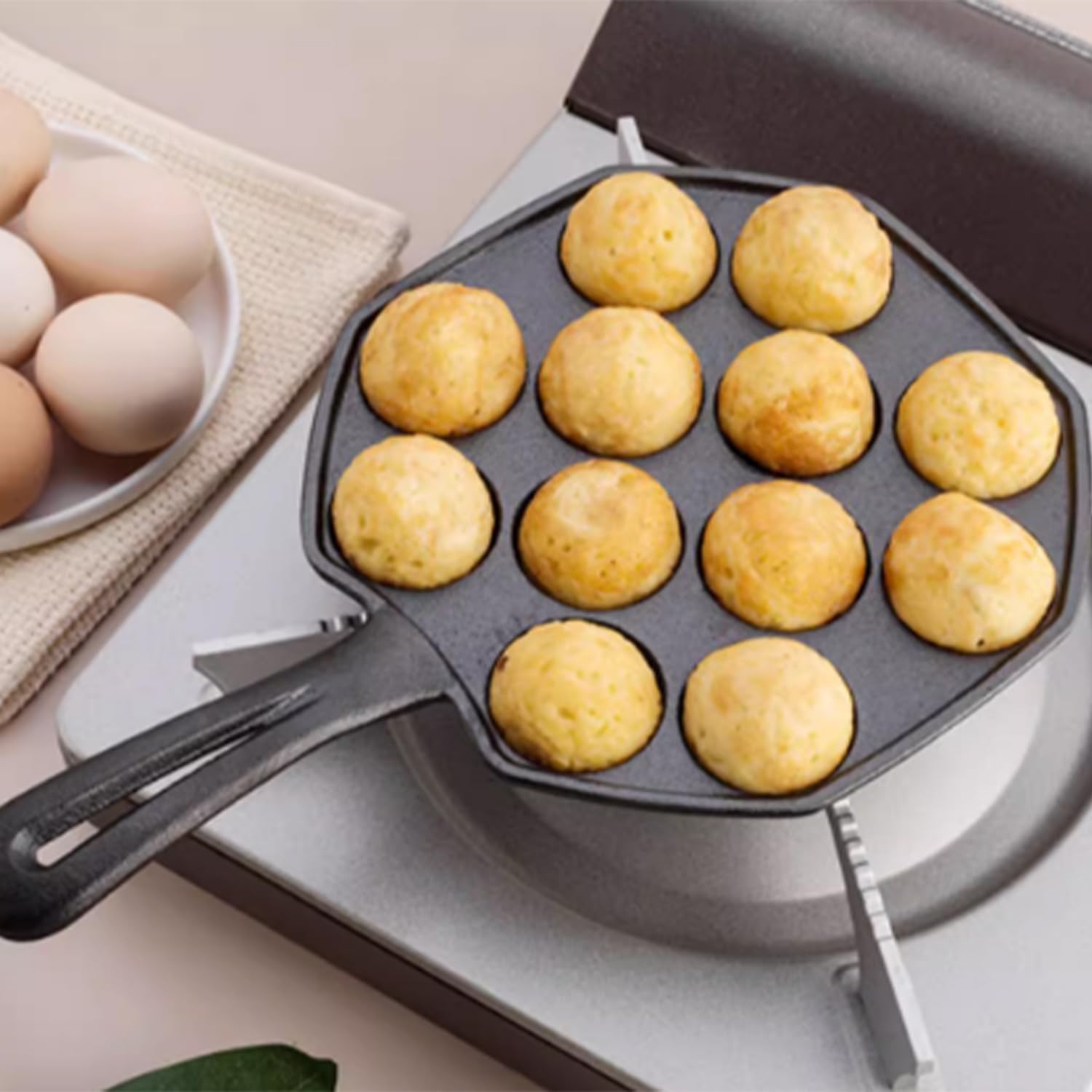 Tissting Takoyaki Grill Pan 12 Rejillas 4 Cm Orificio Takoyaki Bandeja Para Hornear de Hierro Fundido con Mango Hueco, Sartén Antiadherente para Albóndigas de Pulpo para Estufa de Inducción Eléctrica