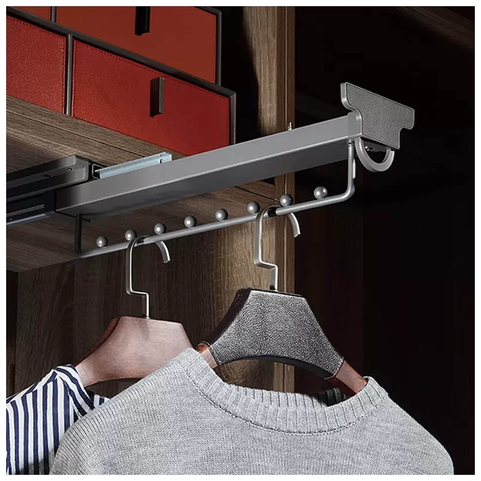 Porte-pantalons extractible pour stabiliser le stockage des habits