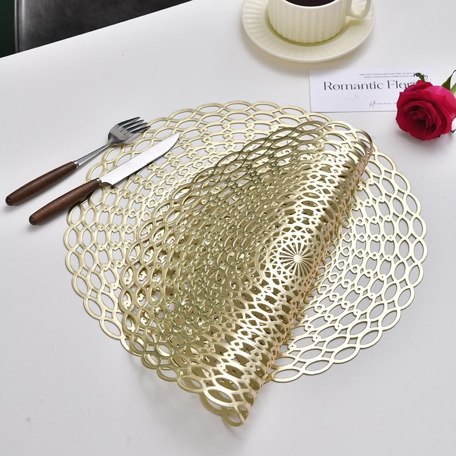 Lot de 8 Set de Table Feuille 40cm, Dessous de Table Moderne Motif de Chaîne Circulaire Creuse PVC Or