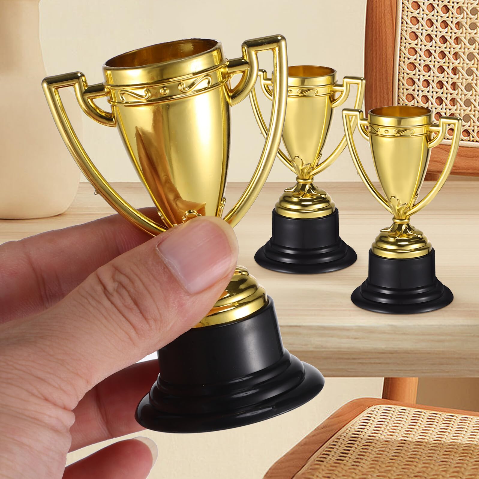 Set di 24 Medaglie e 24 Mini Trofei in Plastica Oro, Leggeri e Pratici da Trasportare, per Premiazioni Sportive e Competizioni di Bowling