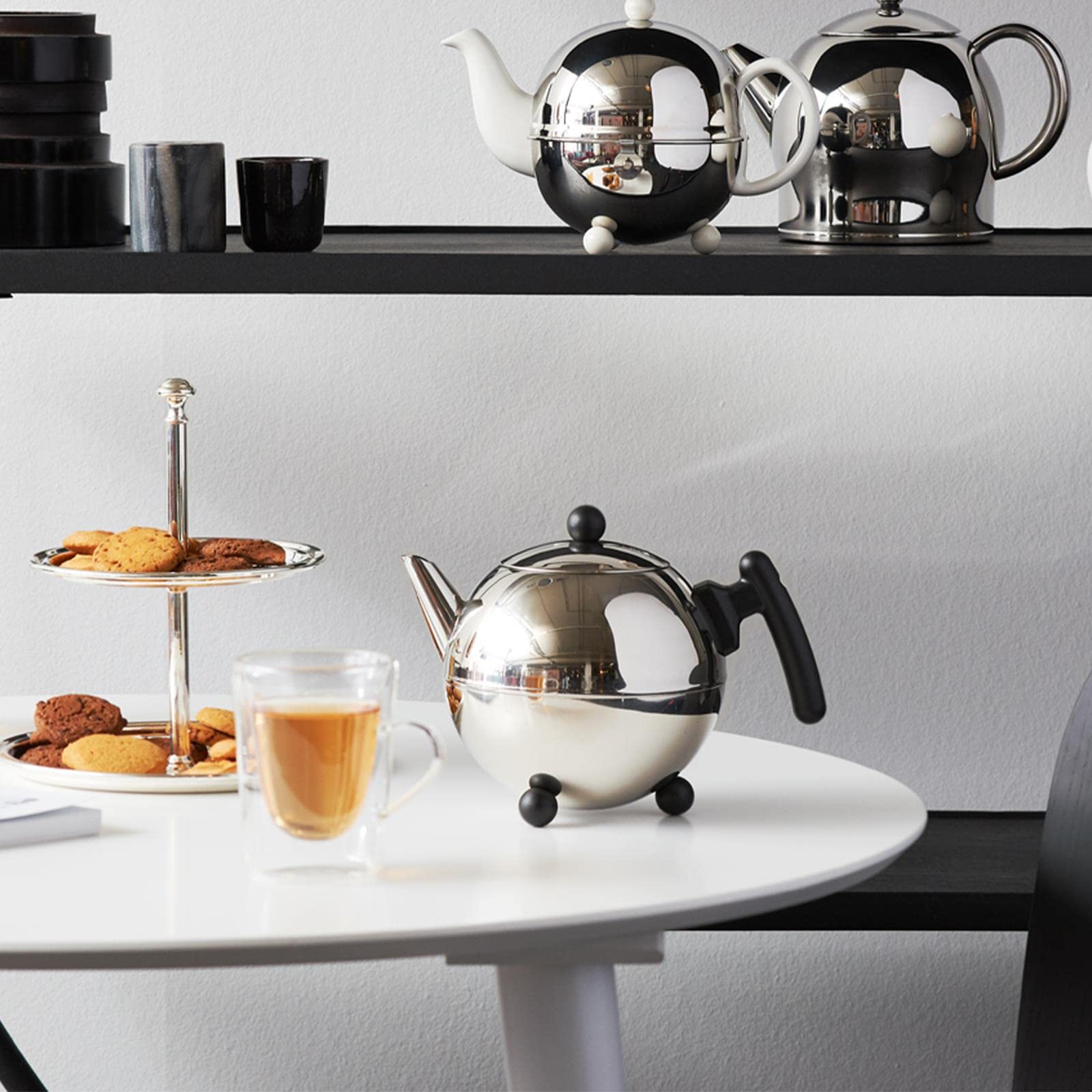 Bredemeijer Bella Ronde Edelstahl-Teekannen-Set 0.75 L - Doppelwandige Edelstahlkanne in Kugelform mit Füßen, silber - schwarzer Untersetzer, mit Filter-Aufsatz, ideal für Teebeutel & losen Tee
