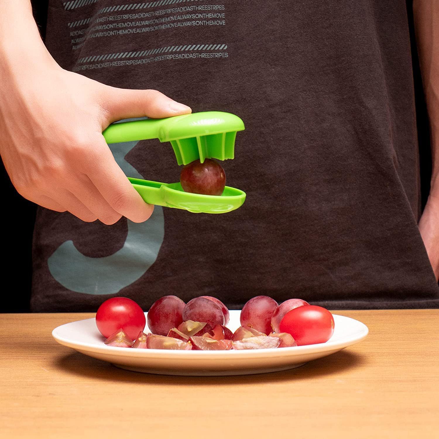 2PCS Grape Cutter Slicer for Tomatoes, Cherries, Strawberries, Fruits and Vegetables, Quarters Kitchen Gadget, Green