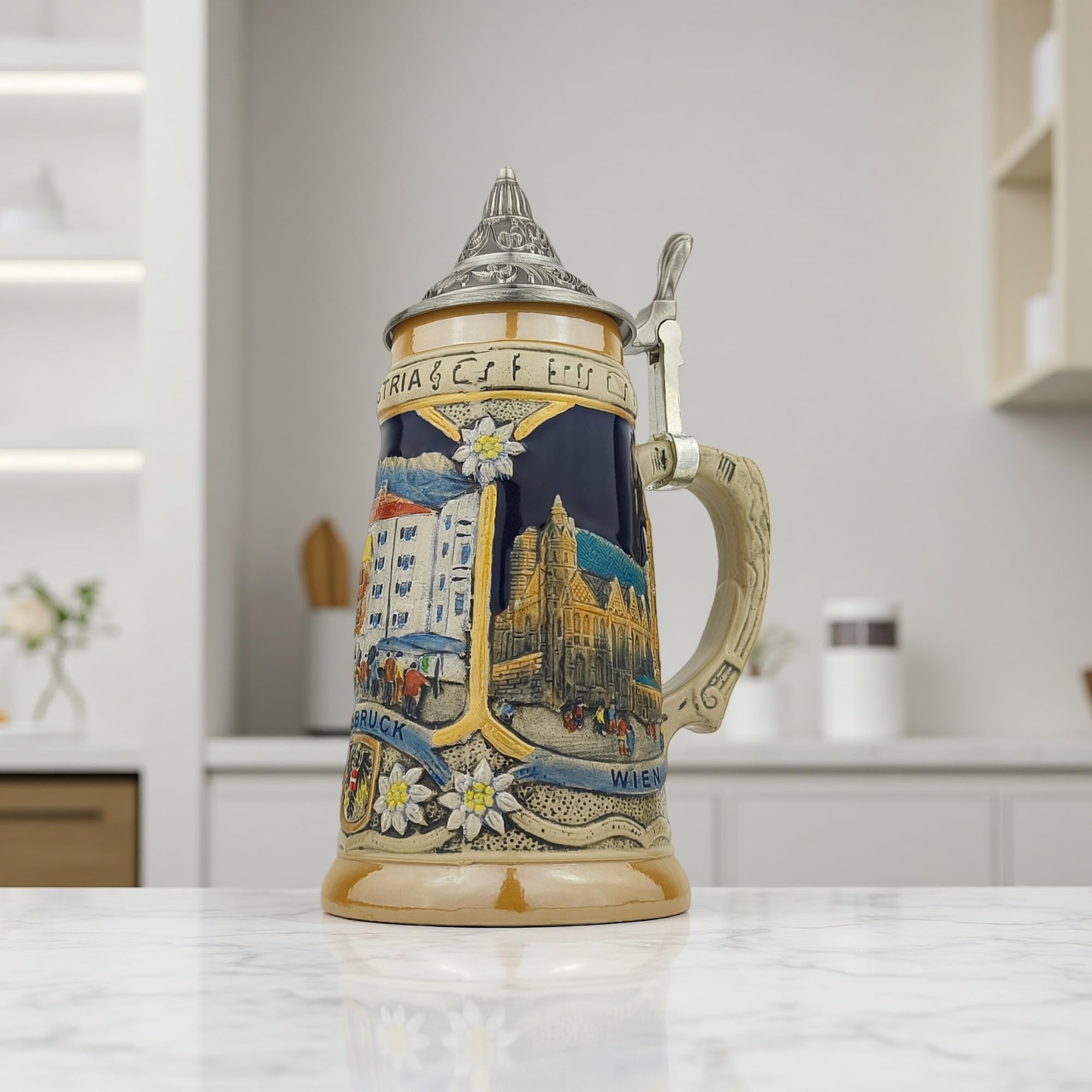 Bierkrug mit Deckel 0,7L mit Österreich-Stadtmotiven – Steinkrug mit Relief-Dekor Wien, Innsbruck & Salzburg – Souvenir & Geschenkidee