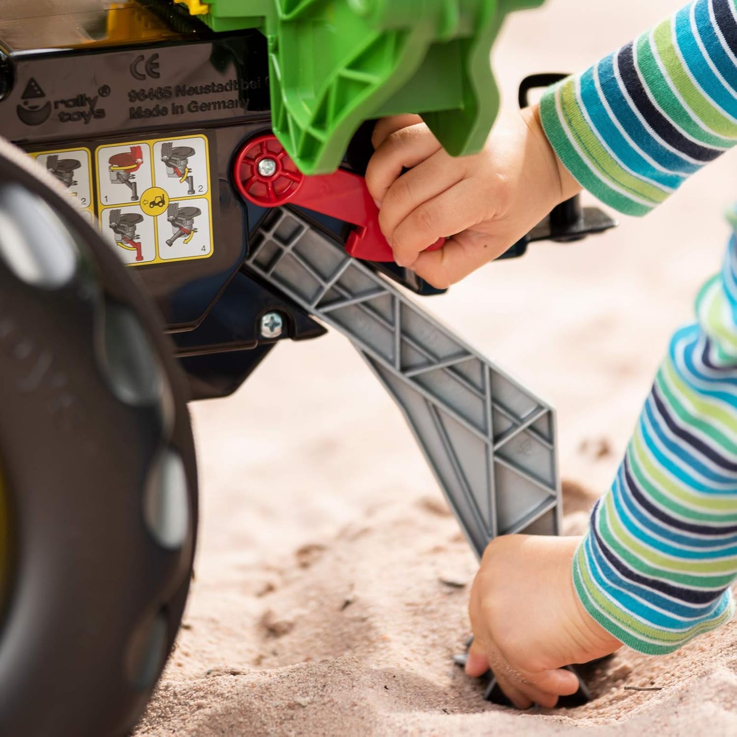 Rolly Toys rollyFarmtrac John Deere z ładowaniem od przodu i koparką tylną (zestaw 2-częściowy, z pojazdem na pedały dla dzieci od trzech lat i koparką tylną z funkcją siedzenia) 710447