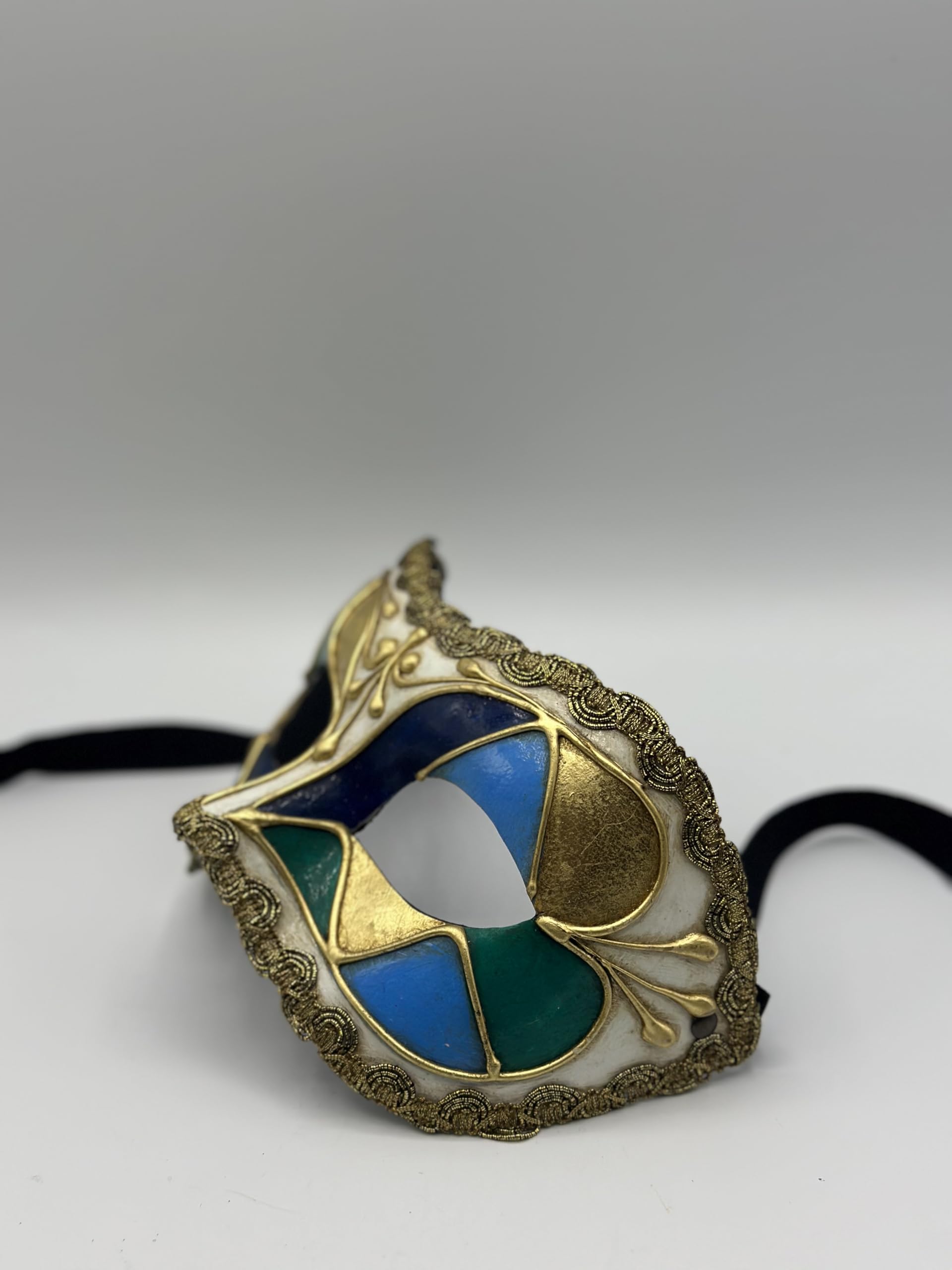 Generisch Venezianische Maske in schönen Farben mit goldener Verzierung. Harlekin-Maske aus Pappmaché in Gold, Blau und Grün. Maskerade Maske für Männer, sondern auch Maskerade Maske für Frau