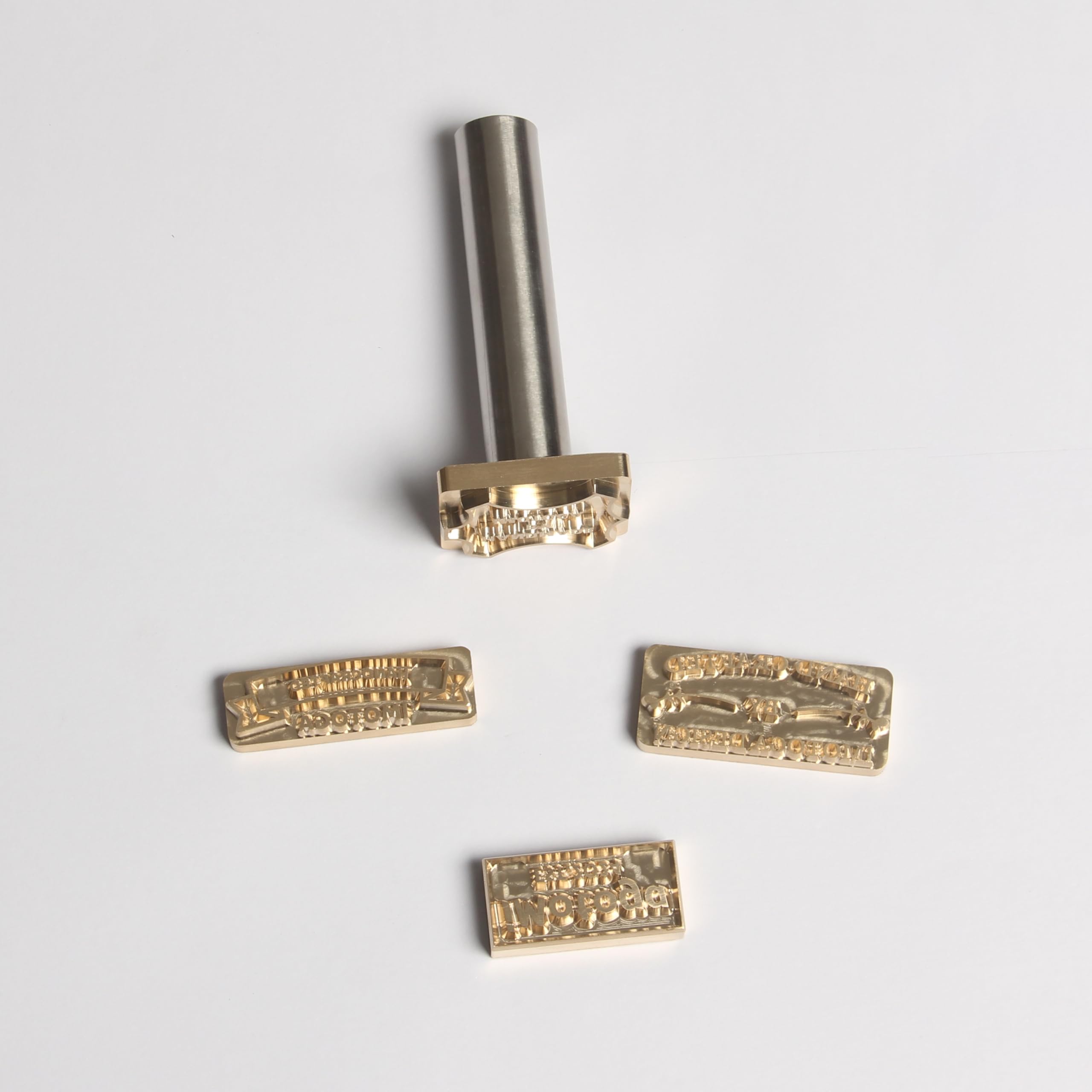 Tampon Cuir Personnalisé en Laiton Custom Leather Stamp avec Logo ou Texte Outil de Gaufrage pour Artisanat du Cuir Fer à Marquer Branding Iron DIY Cadeau pour Artisan du Cuir (5,1 cm)