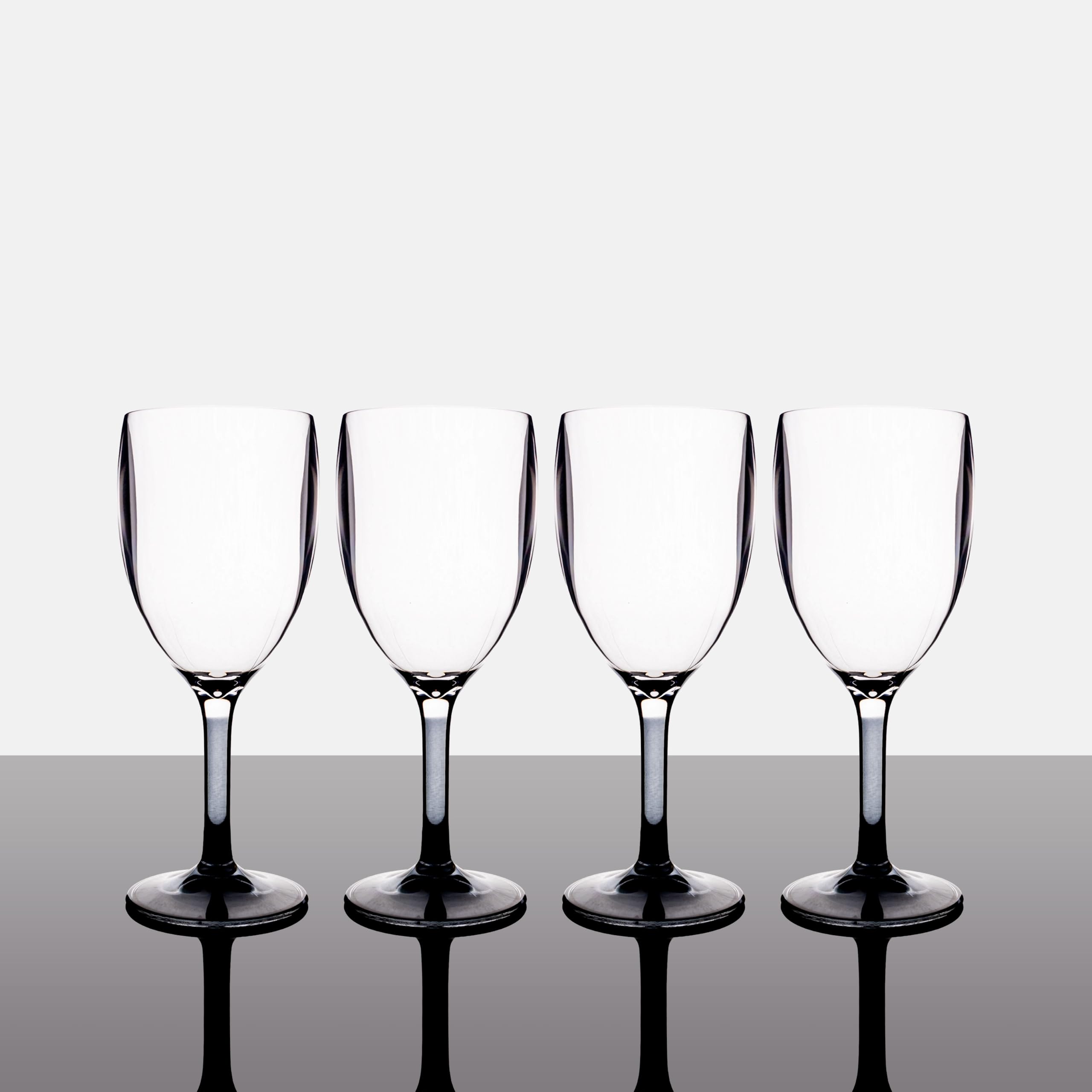 Verre à vin fumé au design britannique chic de la marque Dionysos