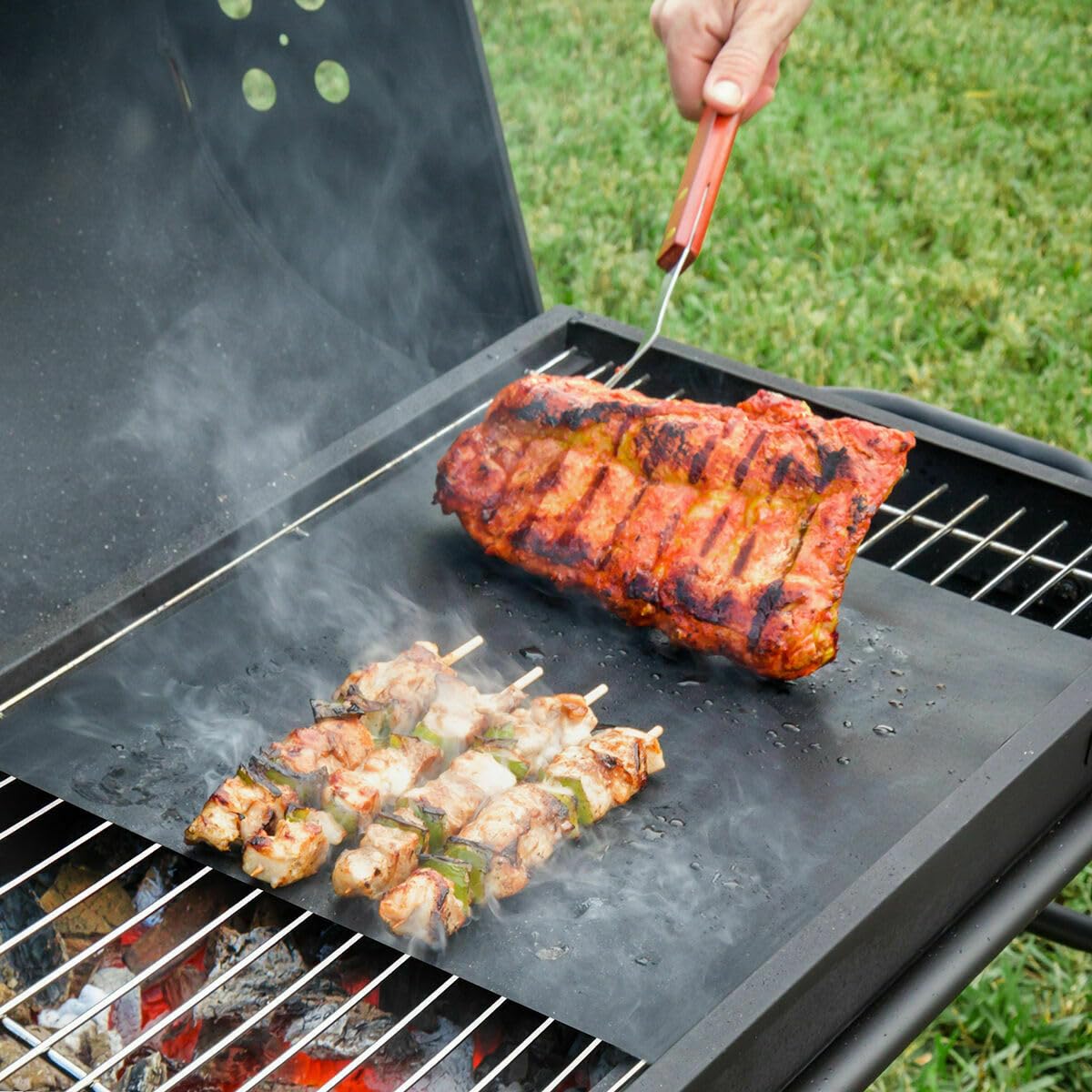 InnovaGoods® Barbecue carbone con tappetino per forno e barbecue, in acciaio inox per carbone, tappetino in fibra di vetro spazio cibo 57x29cm, ripiano laterale per accessori cucina
