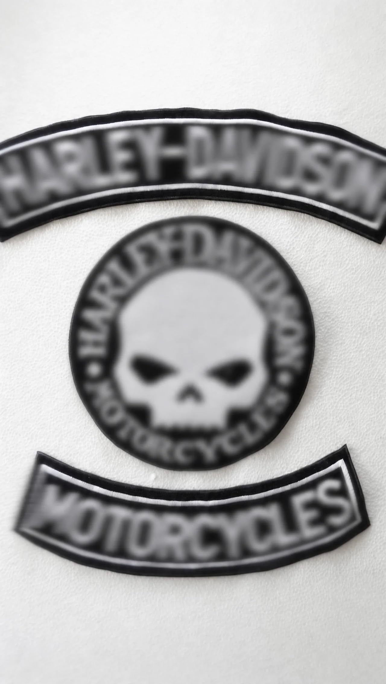 Lotto 3 pezzi Tris Patches Harley Willie G. Skull - Toppa Scritta Superiore - Logo Centrale H-D - Scritta Inferiore Motorcycle. Ottima Qualità Ricamo Fedele Originale per Gilet Giacche Termoadesive