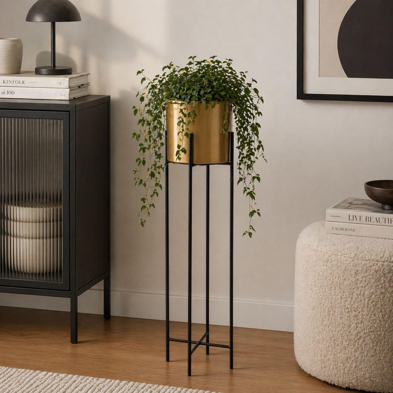 Moderno supporto per fiori in metallo, altezza 95 cm, con vaso d'oro, rotondo 21 cm, diametro su robusto supporto nero – Supporto per piante in stile loft per la decorazione di interni