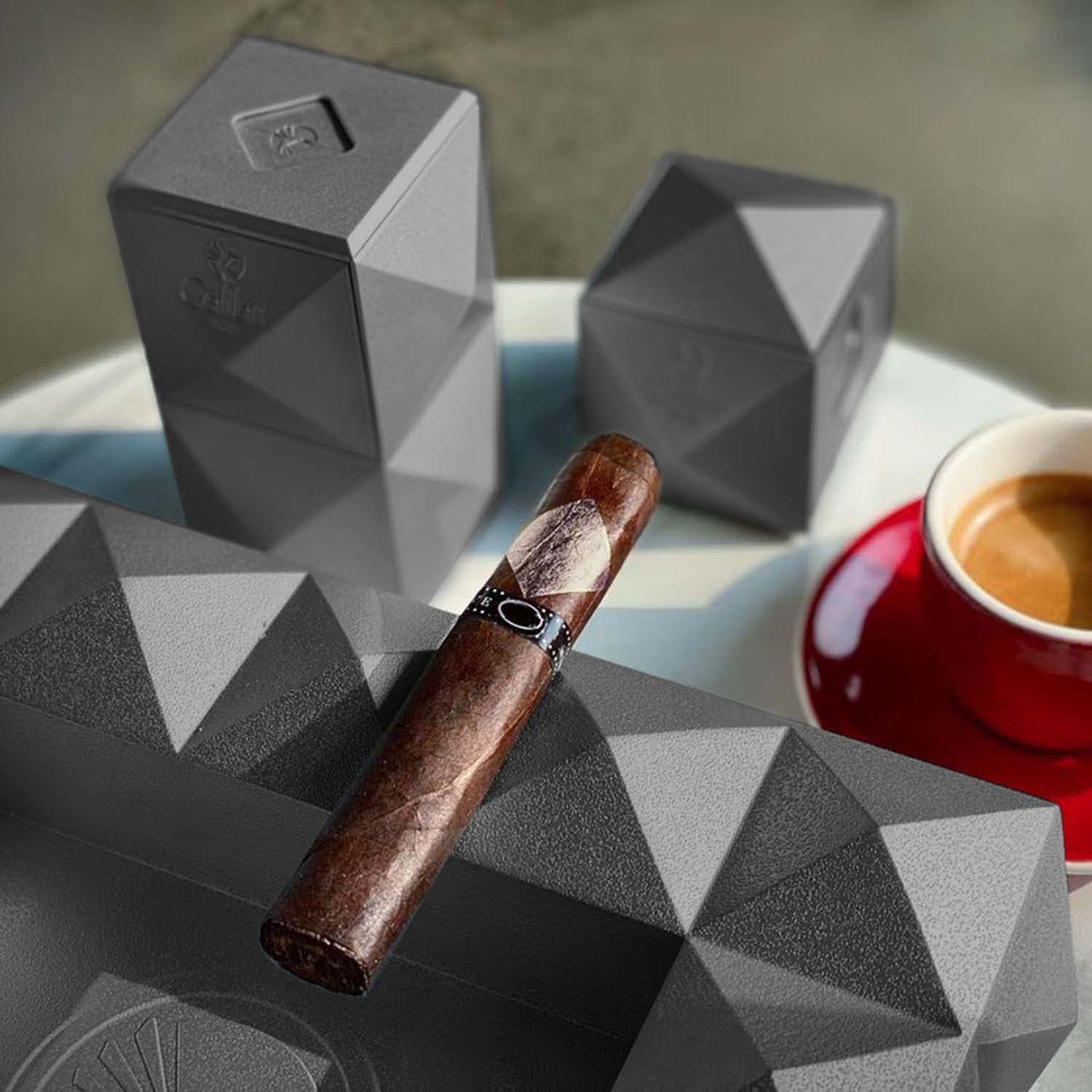 Mechero-Encendedor Colibri-Quasar-en metal-Triple llama a prueba de viento-Llama Jet,para cigarrillos y puros.Funciona con gas butano(no incluido). Se envía en estuche de regalo. Dos años de garantía.