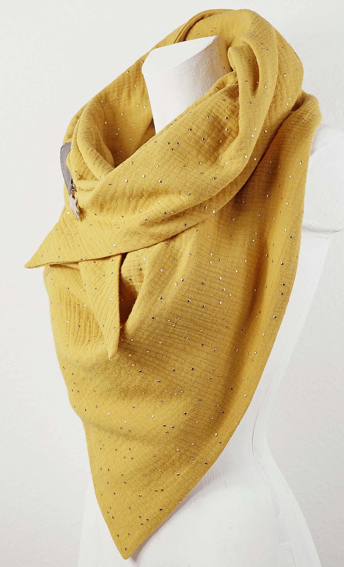 handmade - Handgemachtes Musselin Dreieckstuch in curry mit goldenen Pünktchen – Baumwolle – Clipverschluss – Unikat