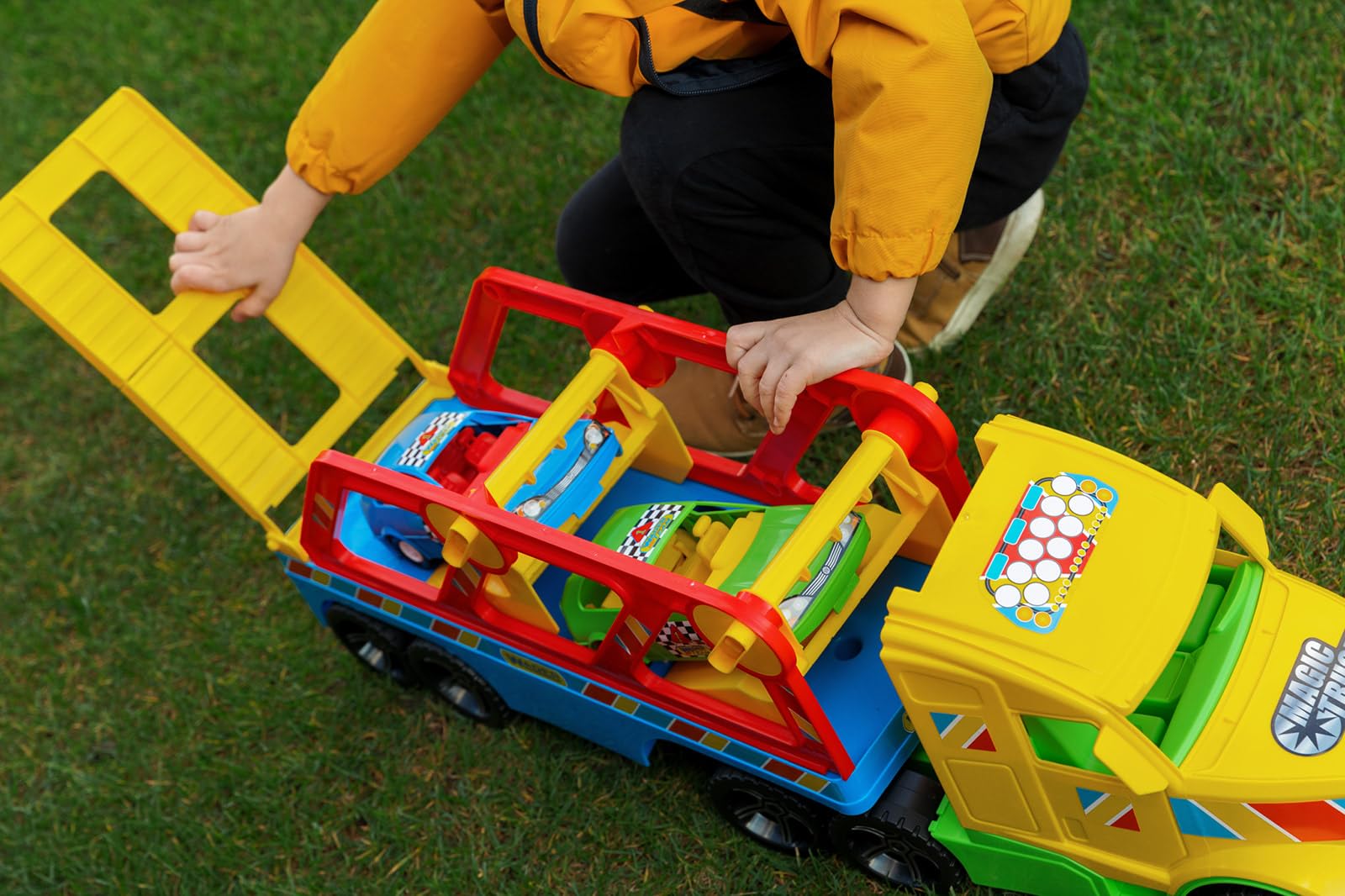 Wader 36361 - Magic Truck mit Zwei Autos und Rampe, Größe ca. 59,5 cm, für Kinder ab 3 Jahren, geeignet als Geschenk für kreatives Spielen