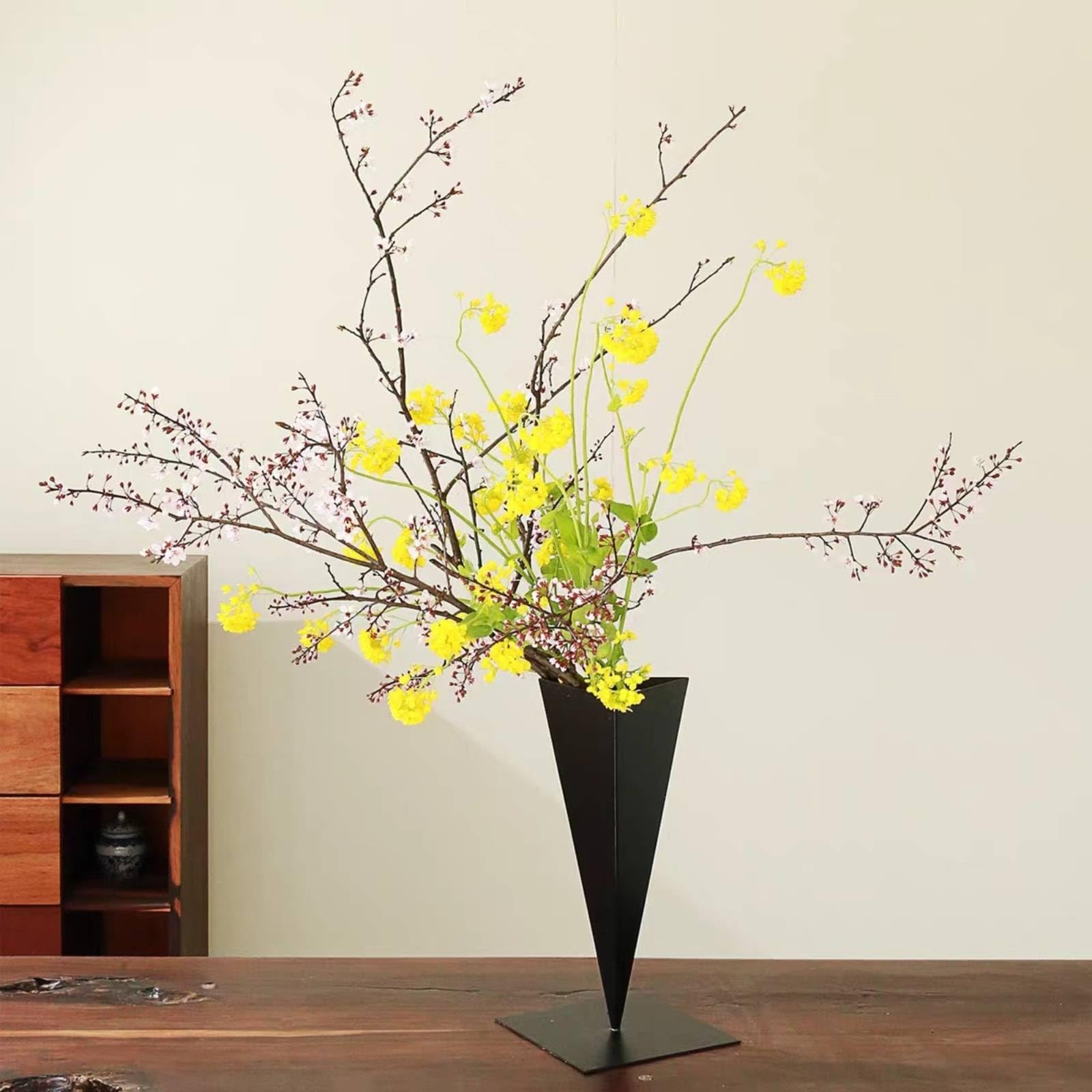 Contenedor Decorativo Jarrón Florero Recipiente Soporte Diseño Moderno Geométrico con Base Cuadrada Lisa y Cuerpo Hierro Estable para Arreglos