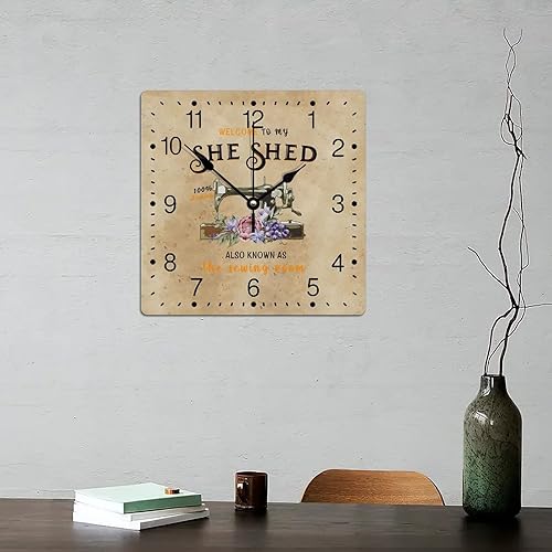 Miniatura 6 de Zyadsinoudor Reloj de pared de PVC con texto en inglés "Welcome to My She Shed", máquina de coser con flores moradas, reloj de pared grande de 12