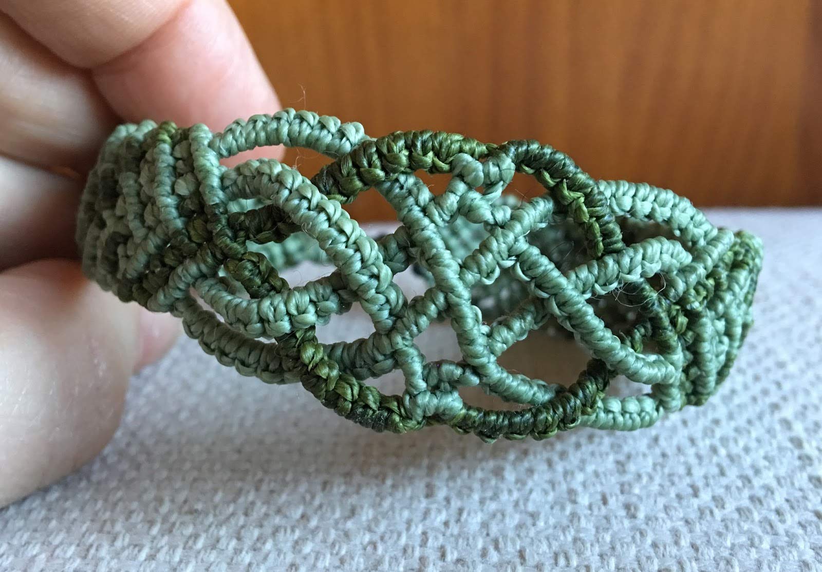 Pulsera para hombre (mínimo 20 cm. muñeca), tipo celta,hecha a mano con hilo encerado en dos tonos de verde.Ajustable