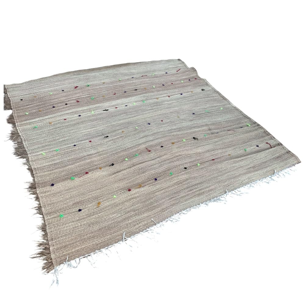 Tapis Hassira marocain en paille de palmier tissée à la main par des artisans experts du Maroc. Complétez le tapis des broderies berbères simples en laine colorée naturellement.