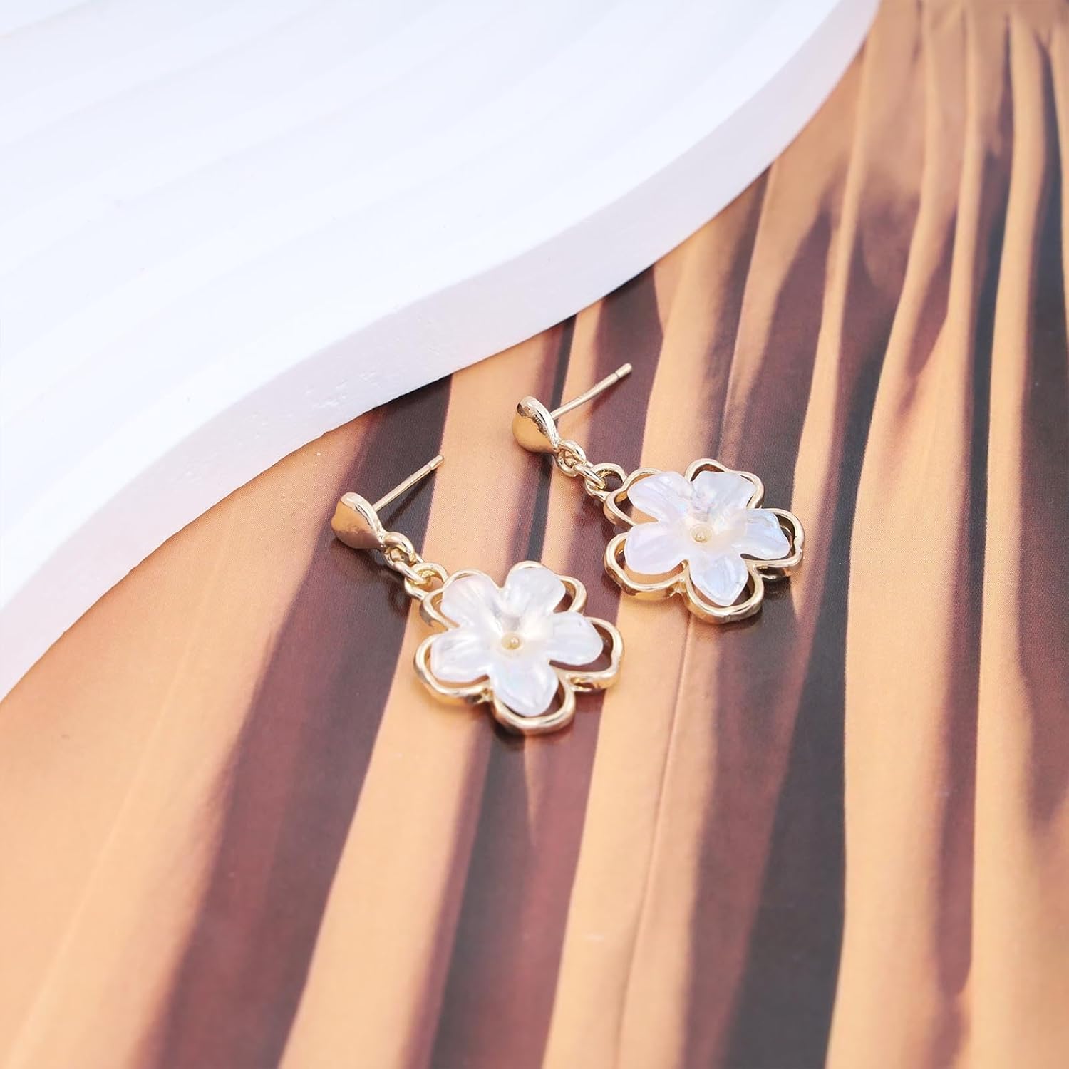 Vintage Acrylic Flower Drop Earrings White Flower Dangle Earrings Resin Flower Earrings Heart Stud Earrings Jewellery for Women - Image 4