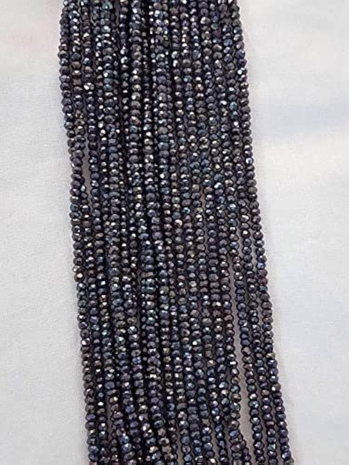 Spinel noir facetté 4mm de qualité AAA pour création de bijoux raffinés