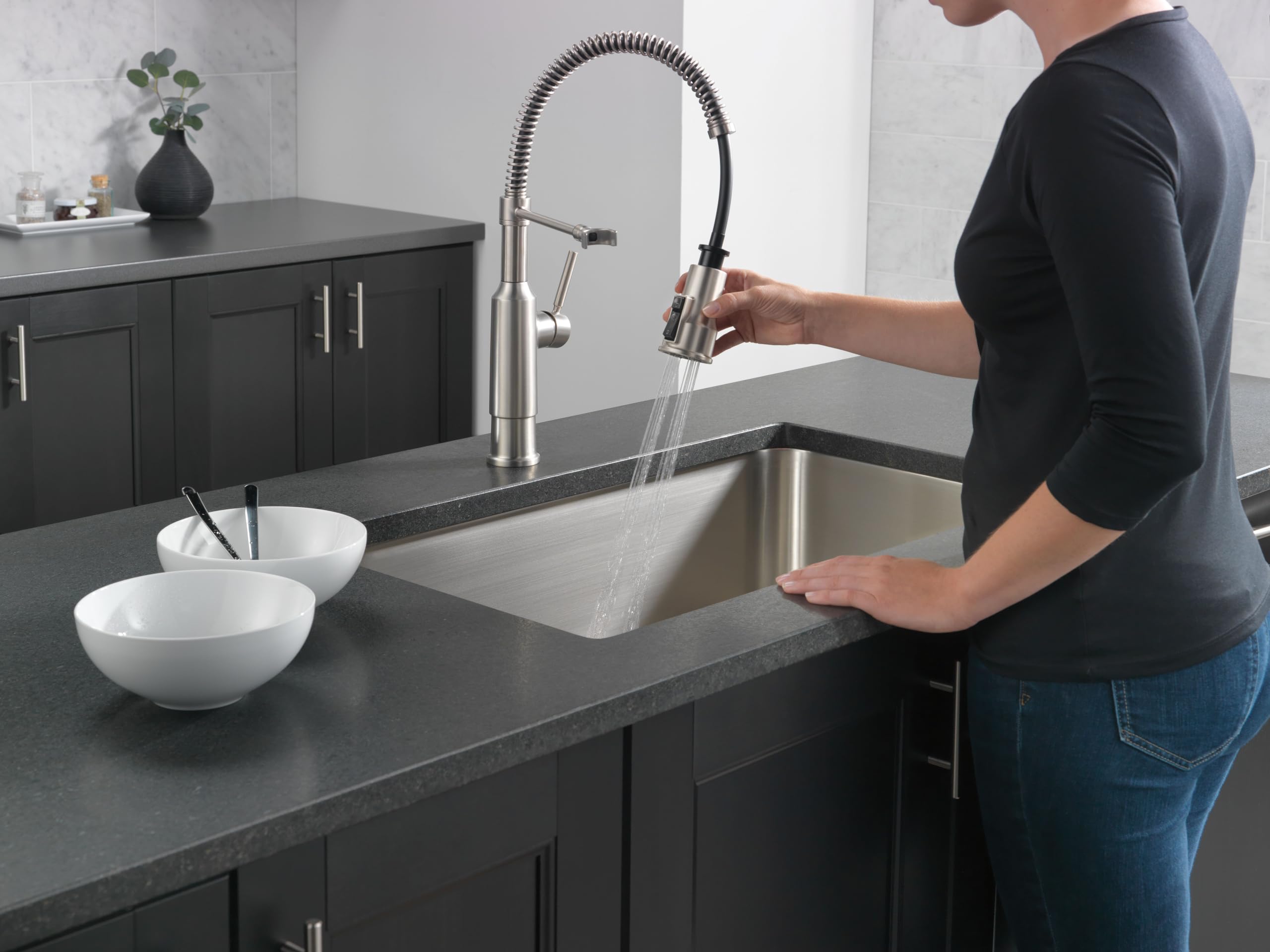 Delta Faucet Theodora Pull Down Püskürtücülü Mutfak Bataryası, Ticari Mutfak Lavabo Bataryası, Mutfak Lavabo Muslukları, Manyetik Yerleştirme Püskürtme Kafası, SpotShield Paslanmaz 18804Z-SP-DST
