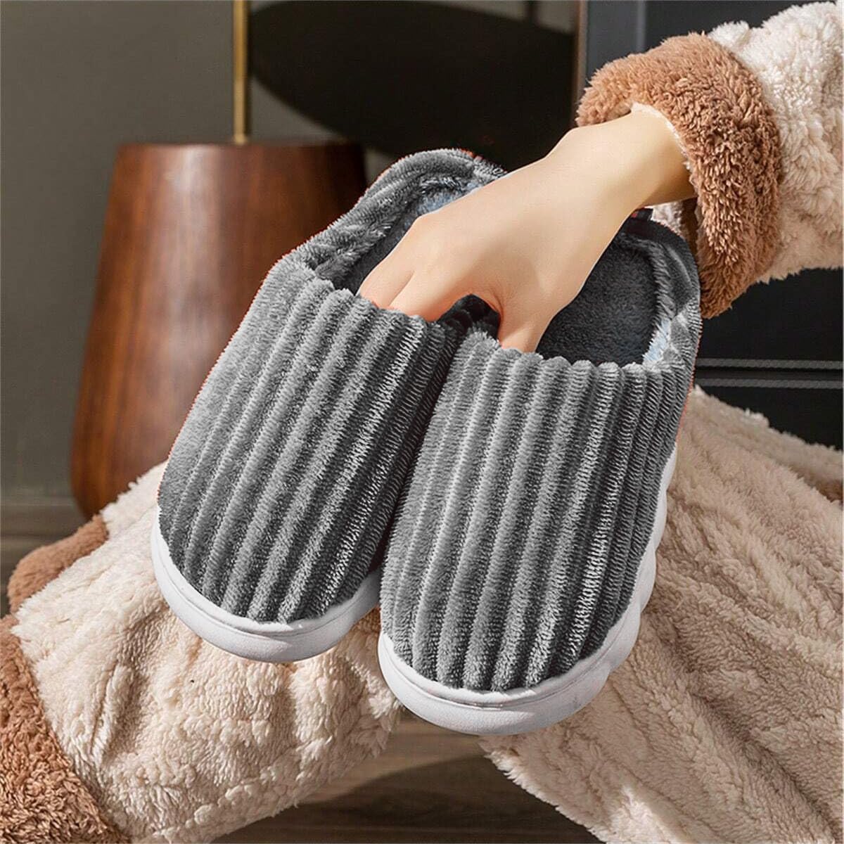 Pantufa Nuvem Chinelo Sapatilha Antiderrapante Super Quentinha Adulto Unissex Quarto Forrada Macia 34/36 Peluciada Inverno Frio Feminina Pelúcia em promoção! Veja a oferta e mais achadinhos de Chinelos & Pantufas 3 Hoje é o melhor dia para comprar Pantufa Nuvem Chinelo Sapatilha Antiderrapante Super Quentinha Adulto Unissex Quarto Forrada Macia 34/36 Peluciada Inverno Frio Feminina Pelúcia com aquele preço maroto! Promoção! Aproveite a oferta! 3
