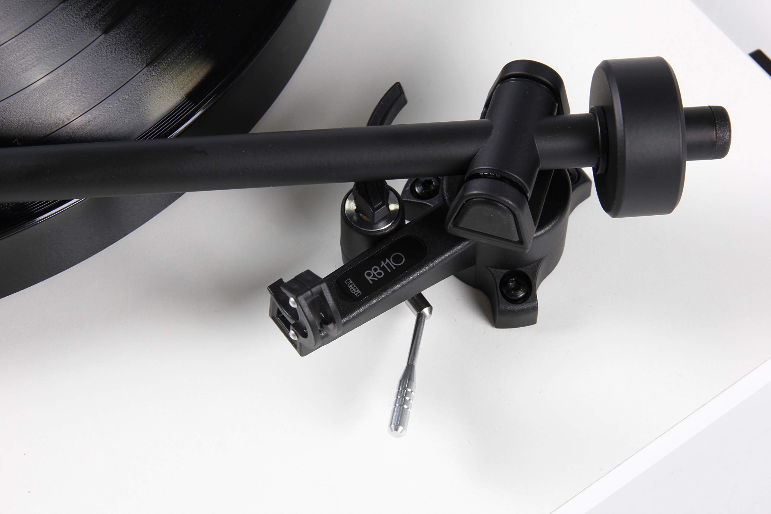 Rega Planar 1 PLUS Plattenspieler Mattweiße Oberfläche mit Rega Carbon Patrone und eingebautem Phono/Prevoofon Bühne Version 2021